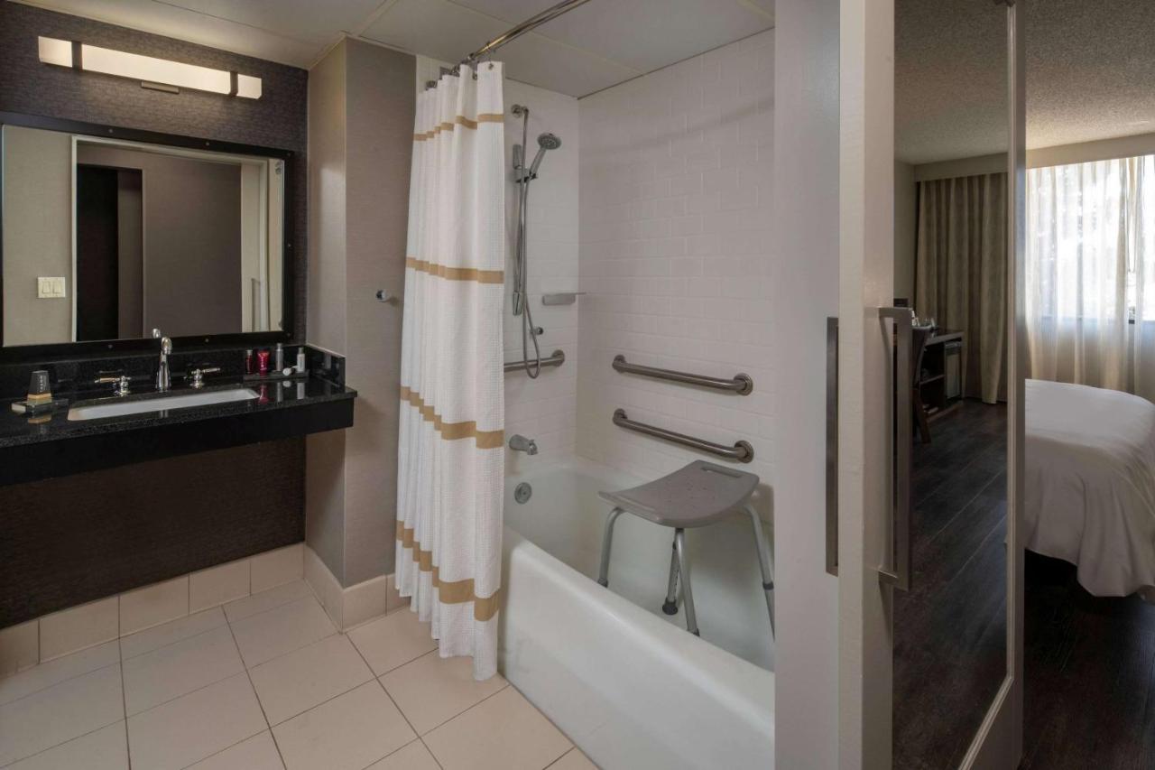 Mobility Accessible Deluxe King Bathtub