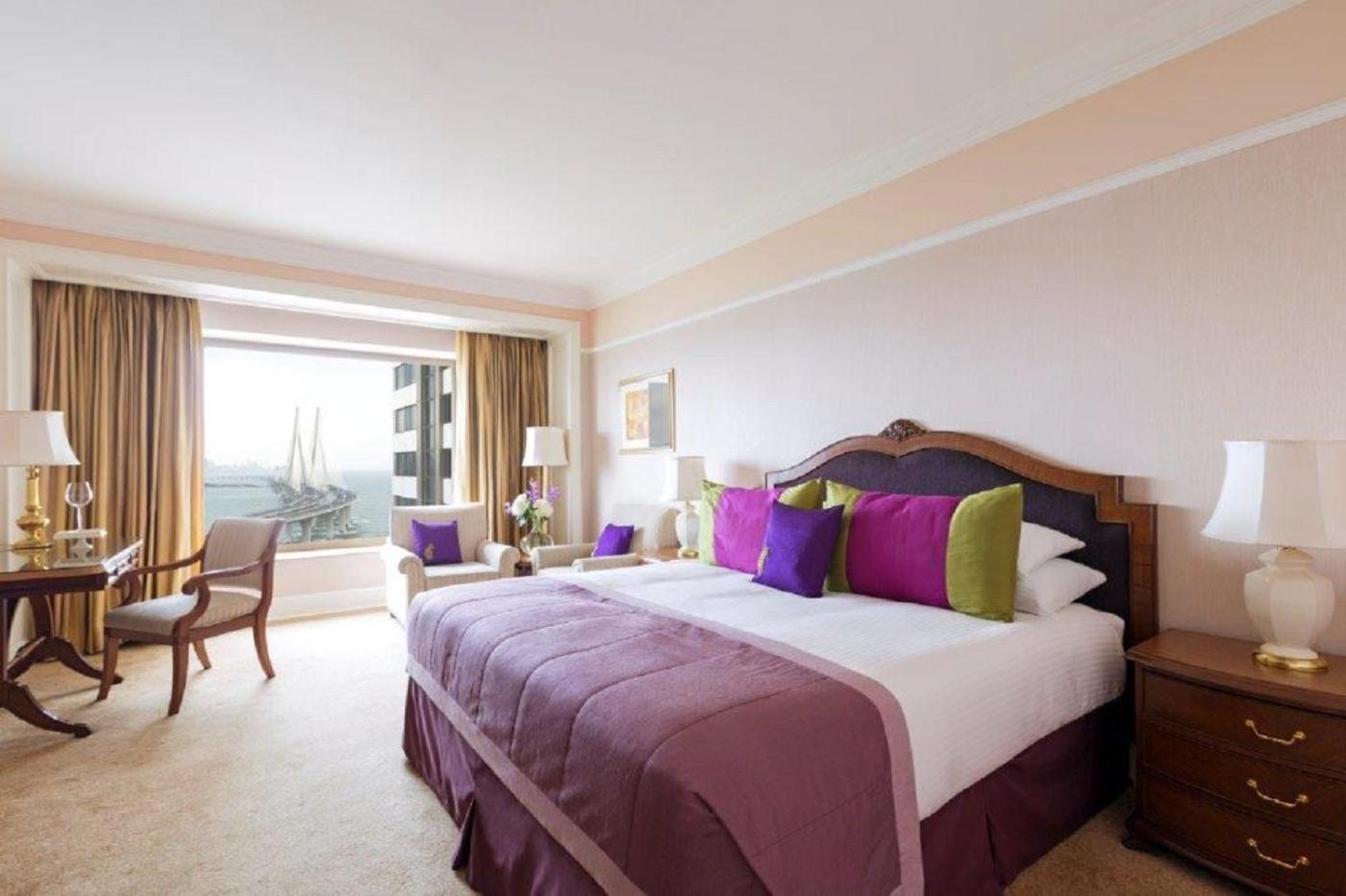 Deluxe Pool View King Bed