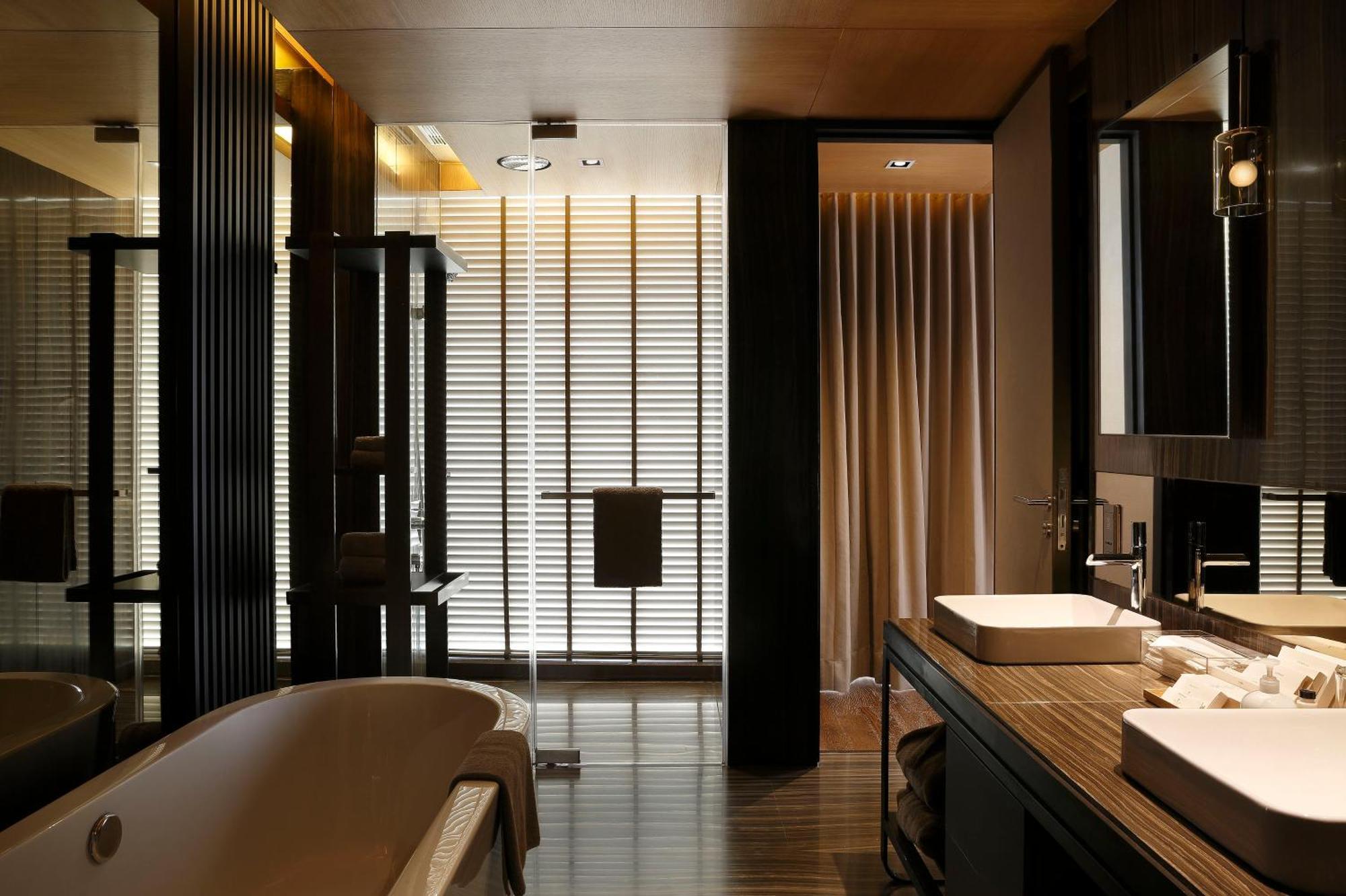 Panoramic Suite Hi-Tea & Club Lounge Access Dis on Laundry 2 way Airport Transfer Floor Butler Service