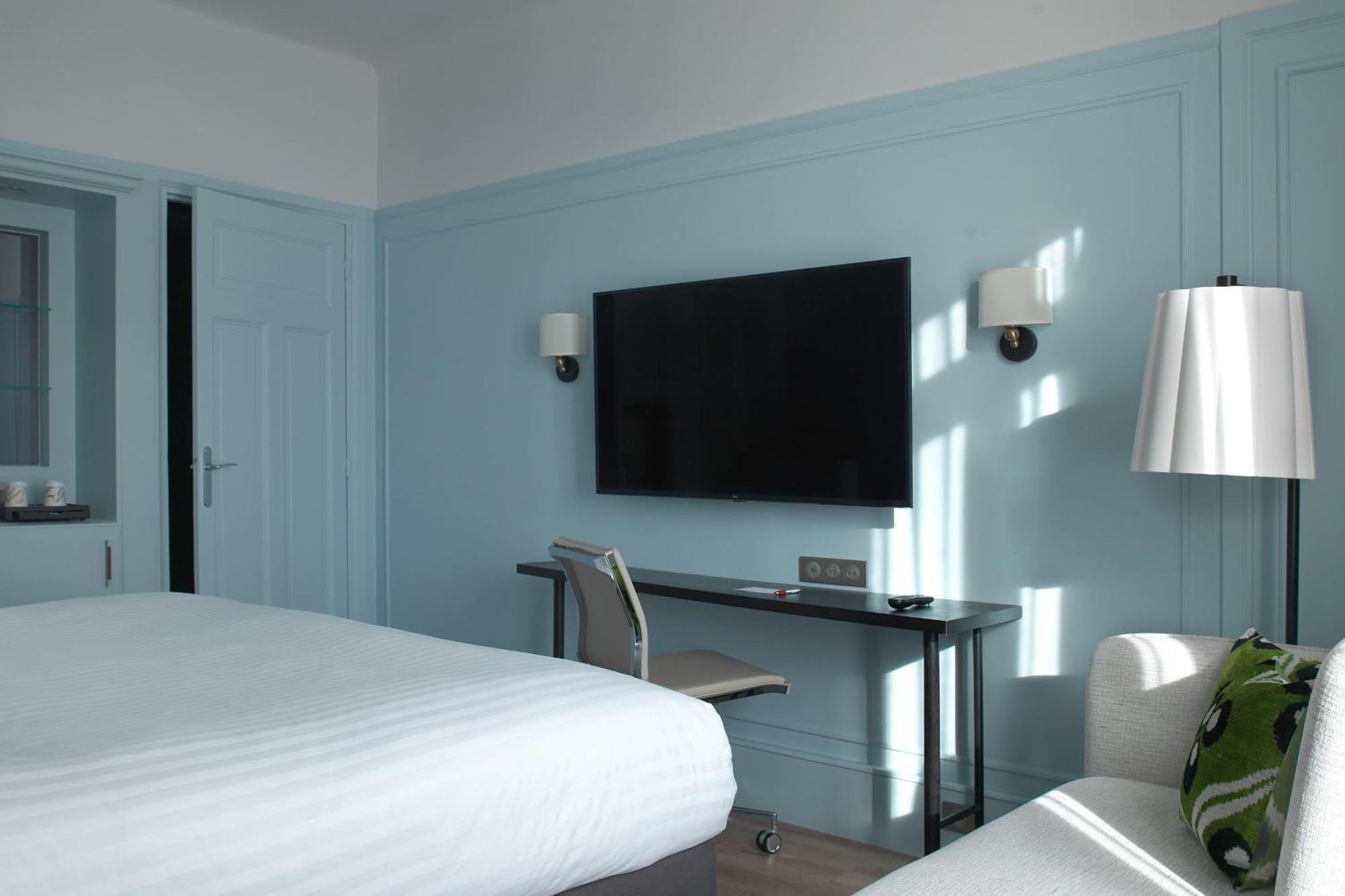 Deluxe room king size bed