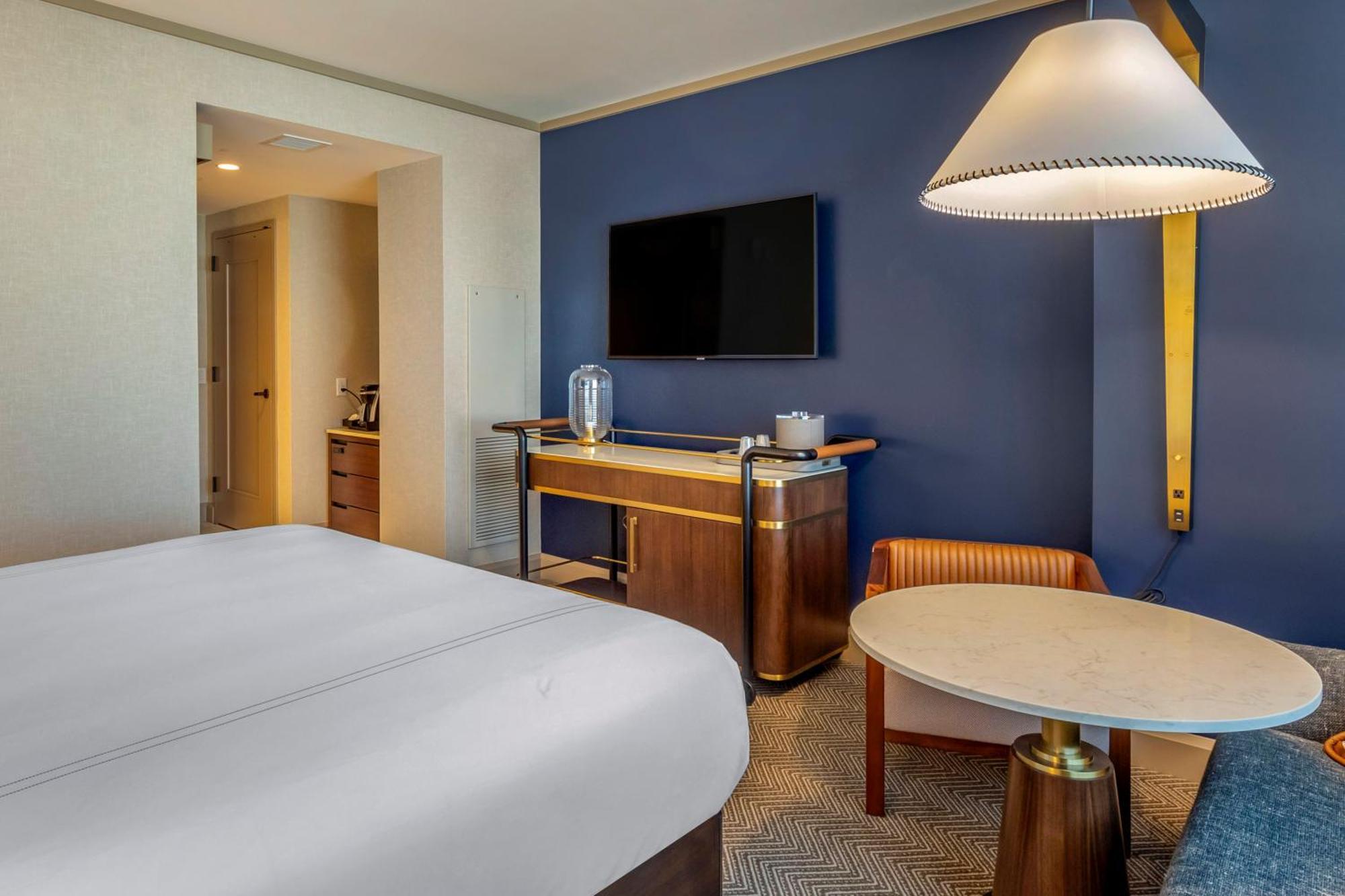 Deluxe Room 1 King Bed
