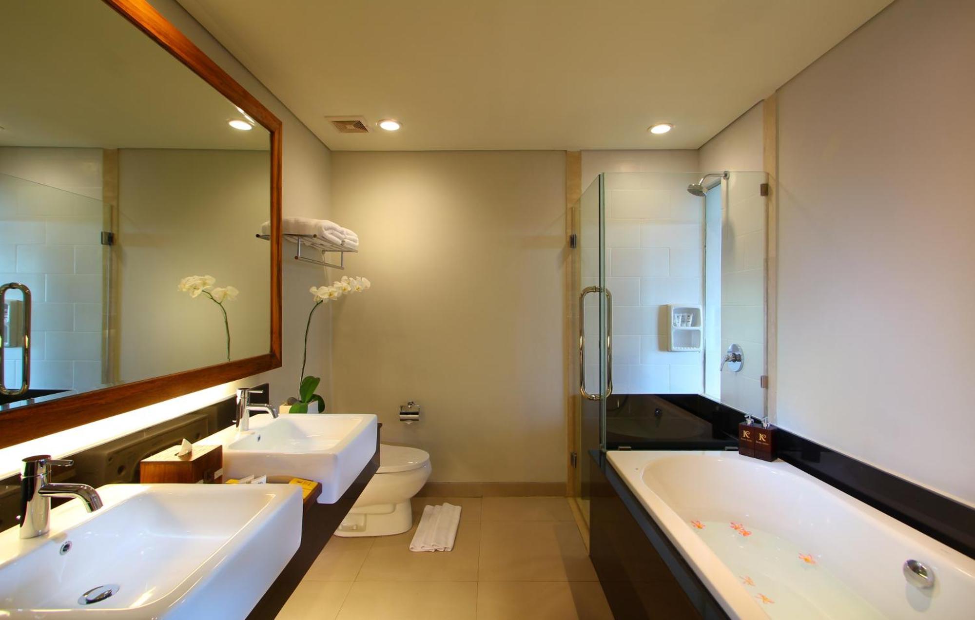 Kirana Suite Room Living Room Bath Tub