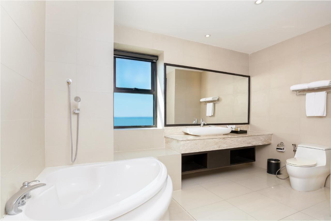 Deluxe Double or Twin Room Bathtub
