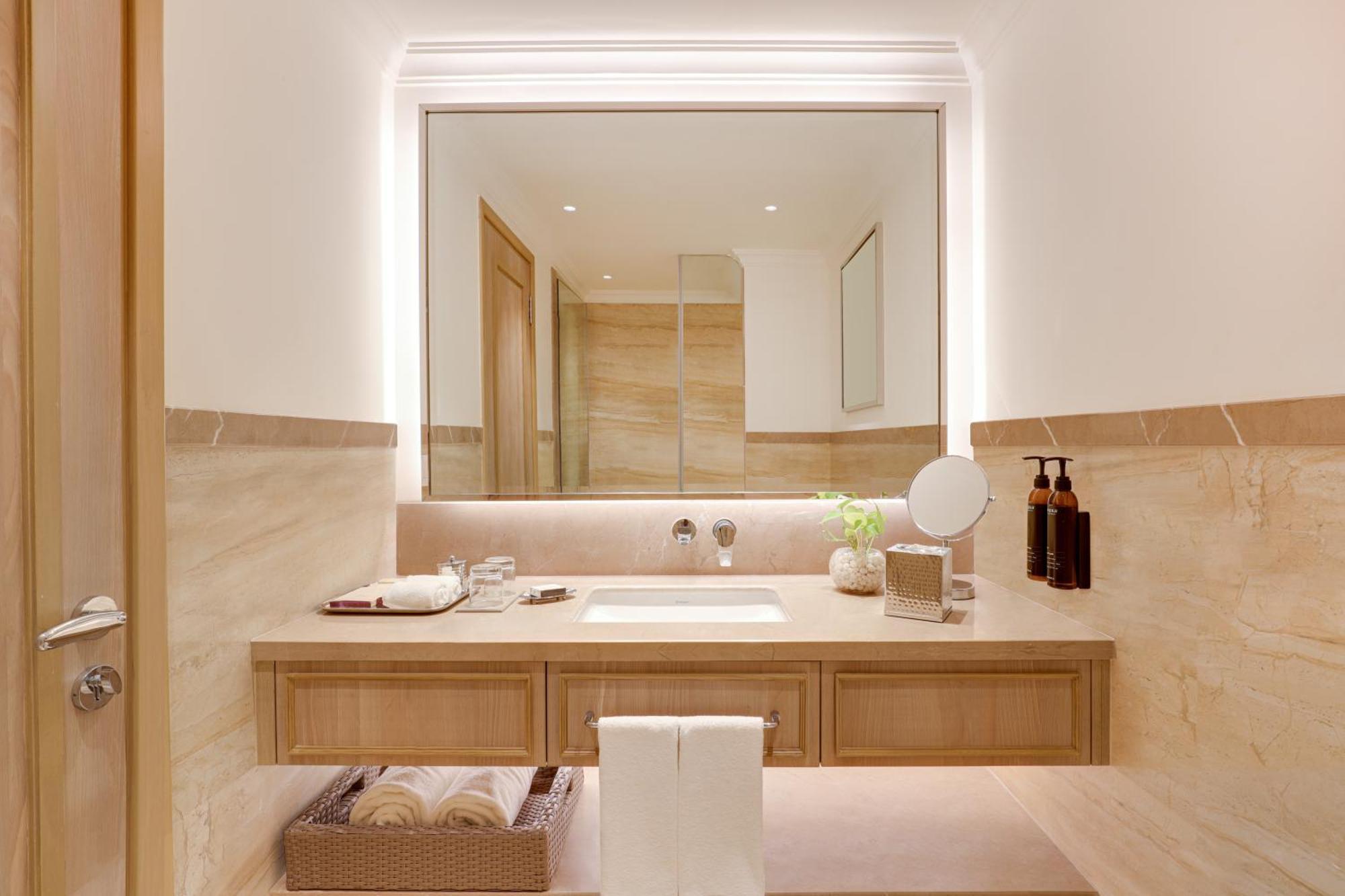 Deluxe King Room Enjoy Happy Hours 11 on Alcoholic Drinks Soft Beverages on 1 session of 90 mins Spa