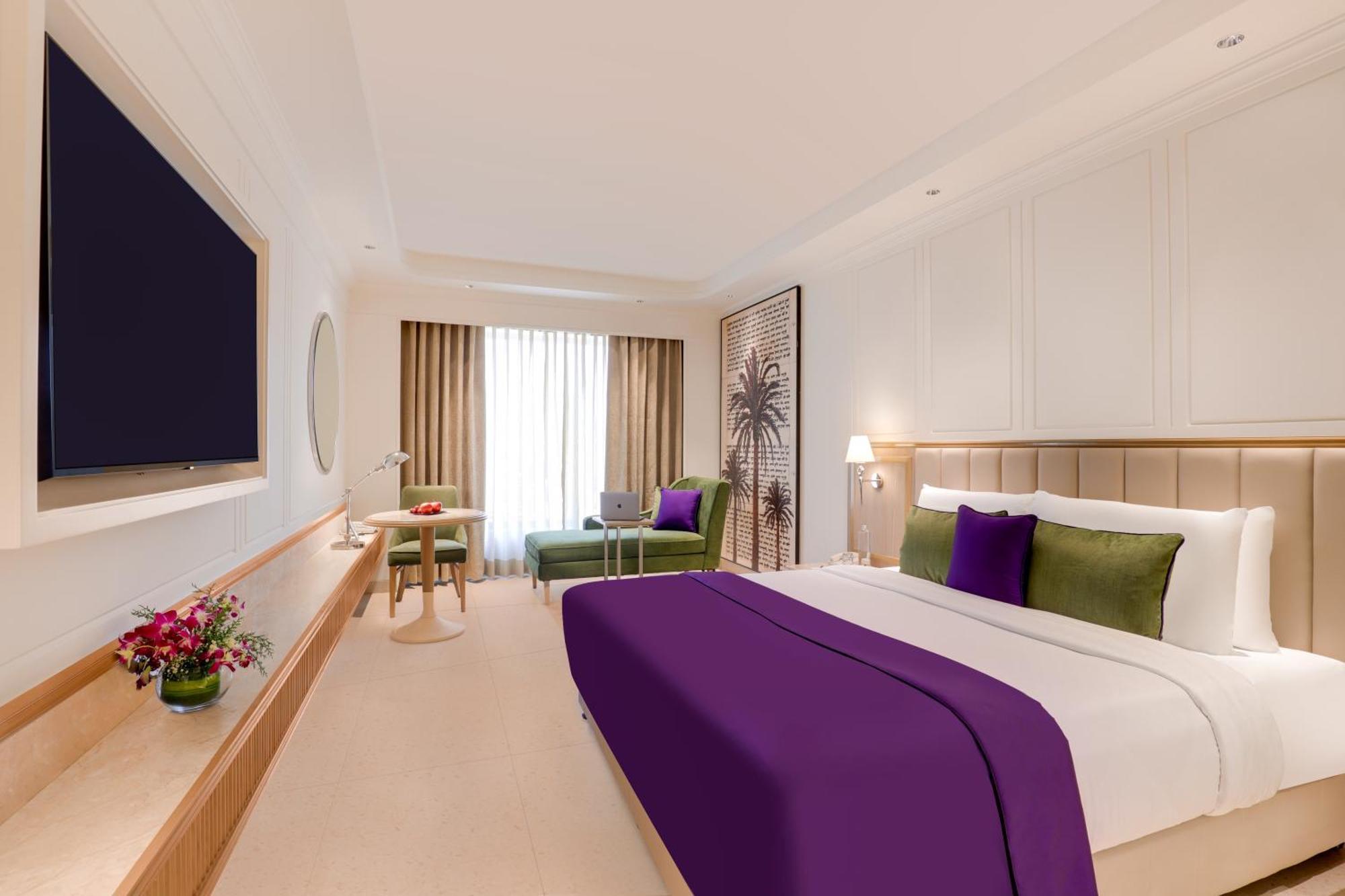 Deluxe King Room Enjoy Happy Hours 11 on Alcoholic Drinks Soft Beverages on 1 session of 90 mins Spa
