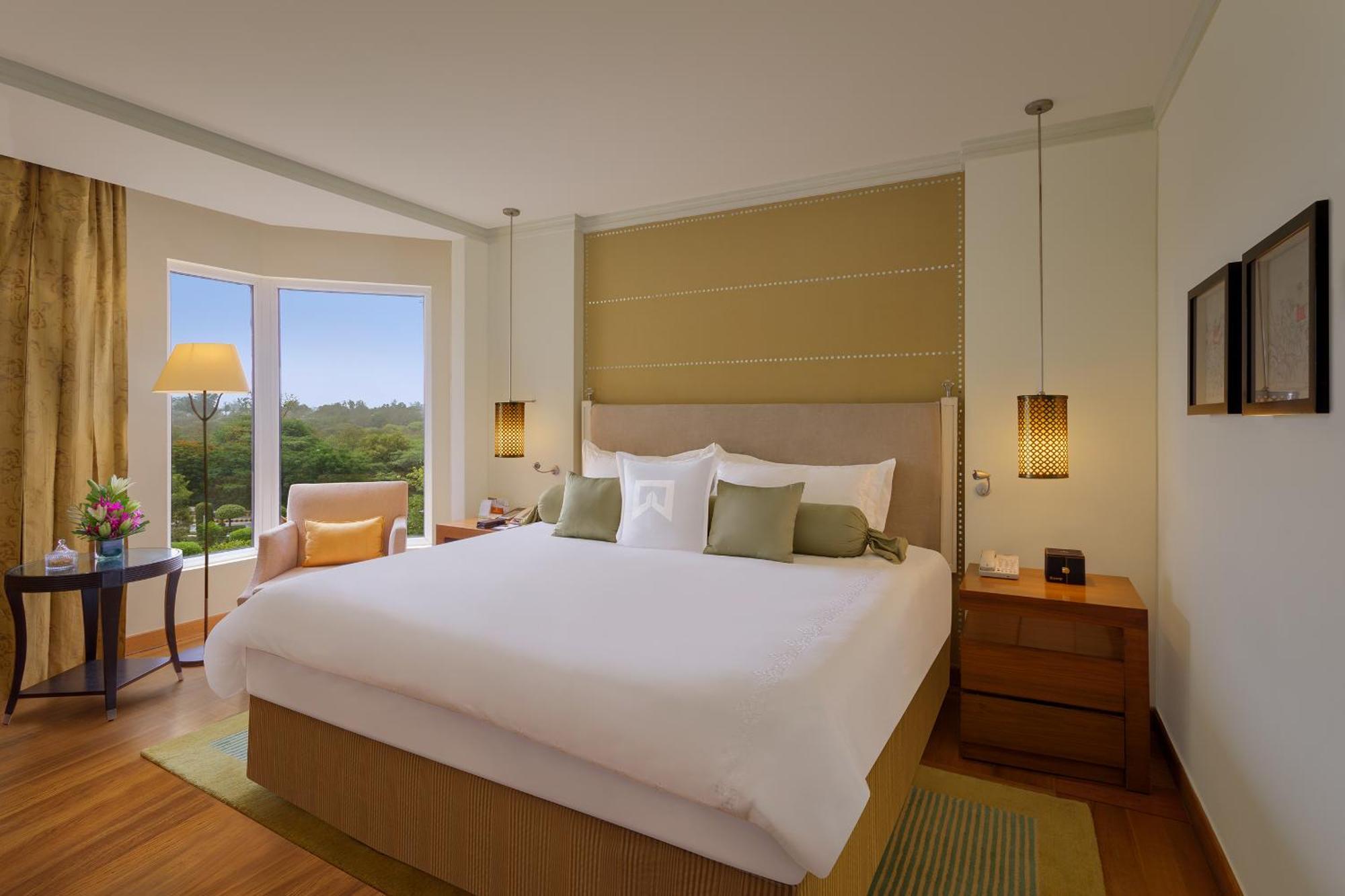 Deluxe Suite one way airport transfer Luxury Hours at Lounge 6PM-8pm Signature Butler Service Concierge Level