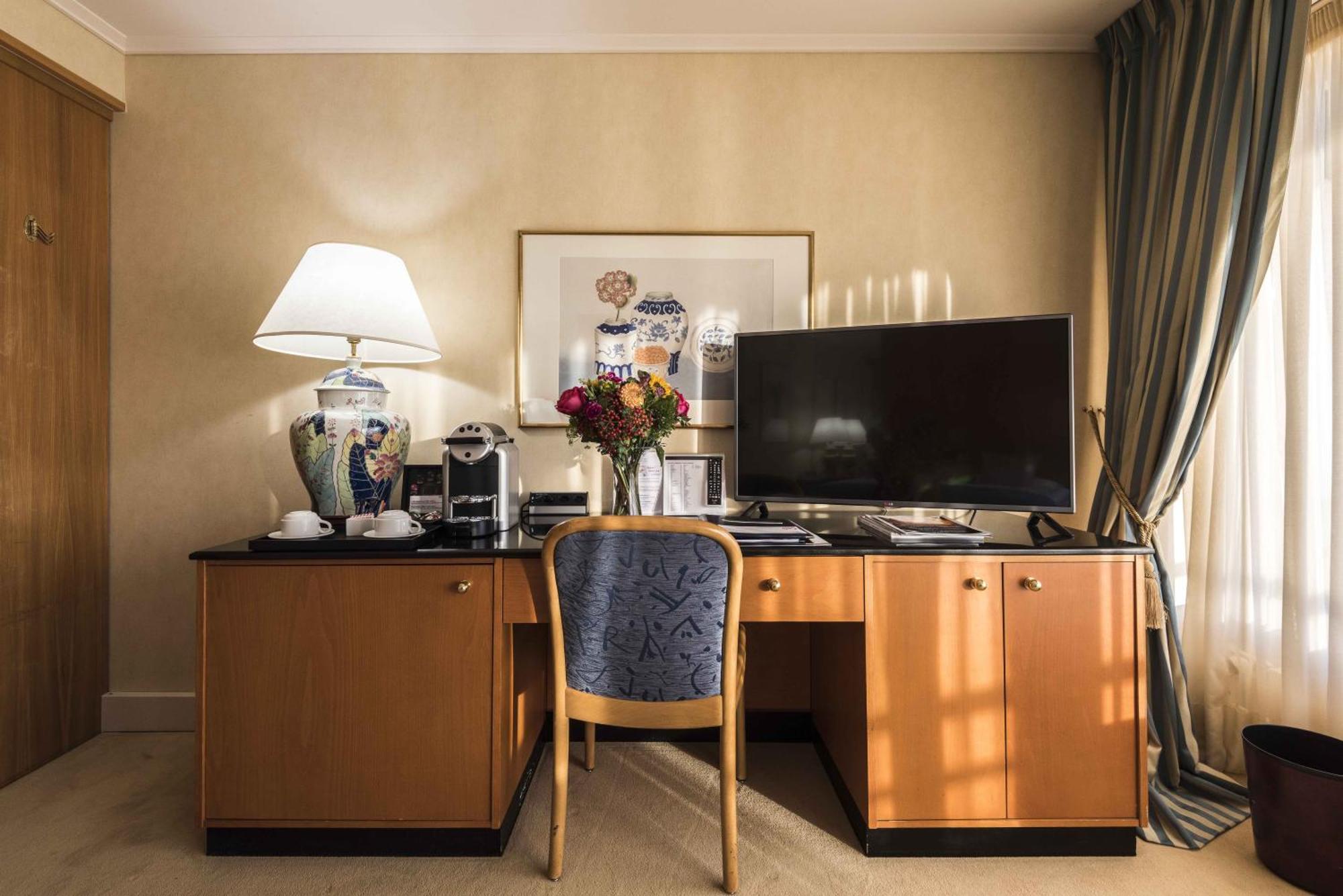 Deluxe Double Room Balcony Park Lake or Lake View