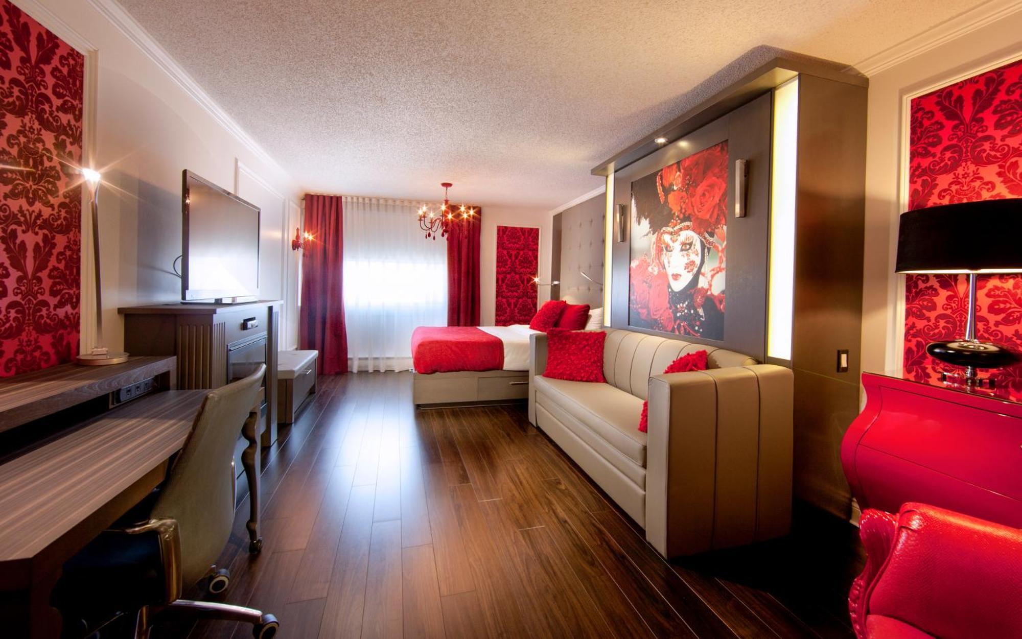 Red Suite 1 Queen Bed 1 Queen Murphy Bed