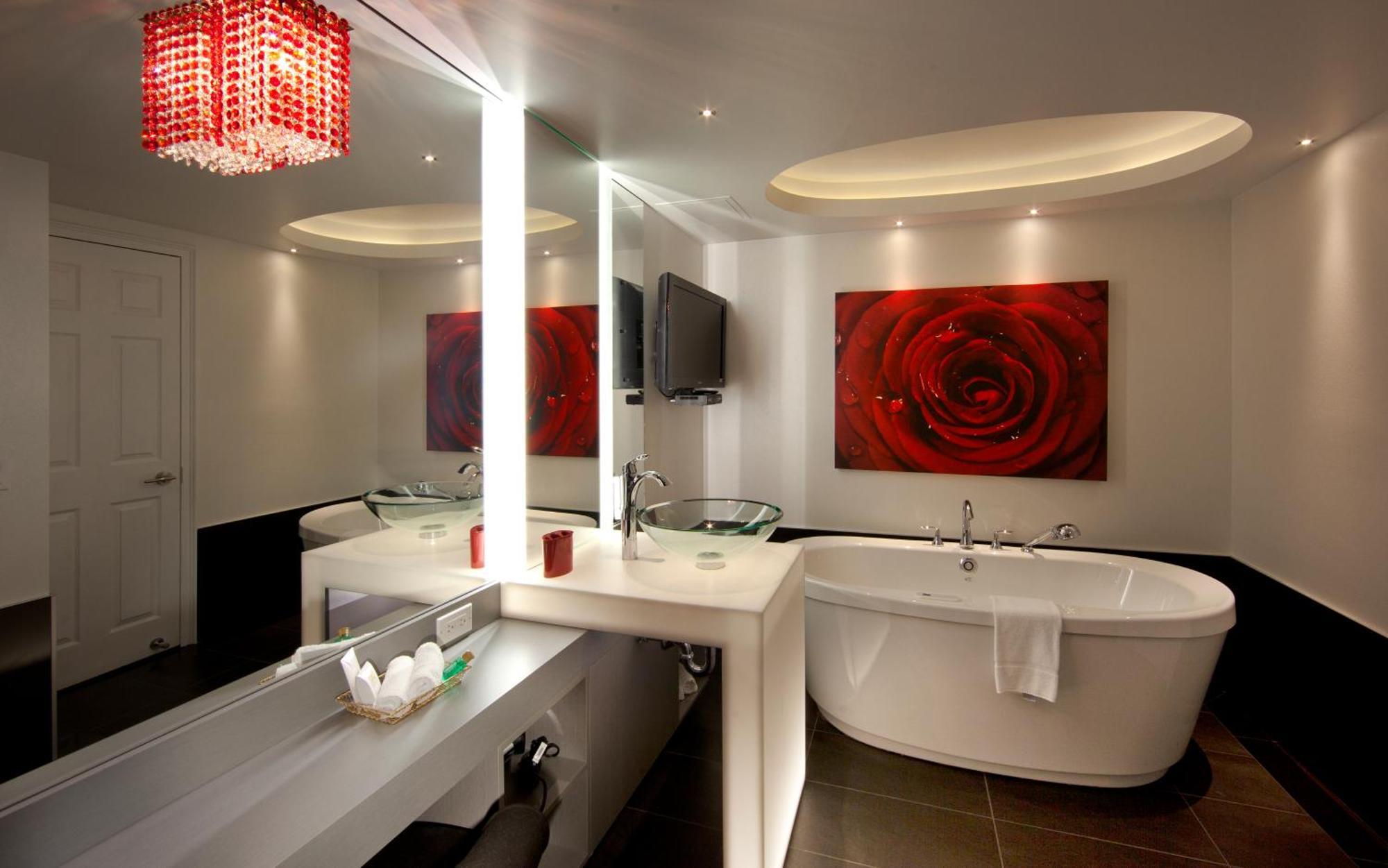 Red Suite 1 Queen Bed 1 Queen Murphy Bed