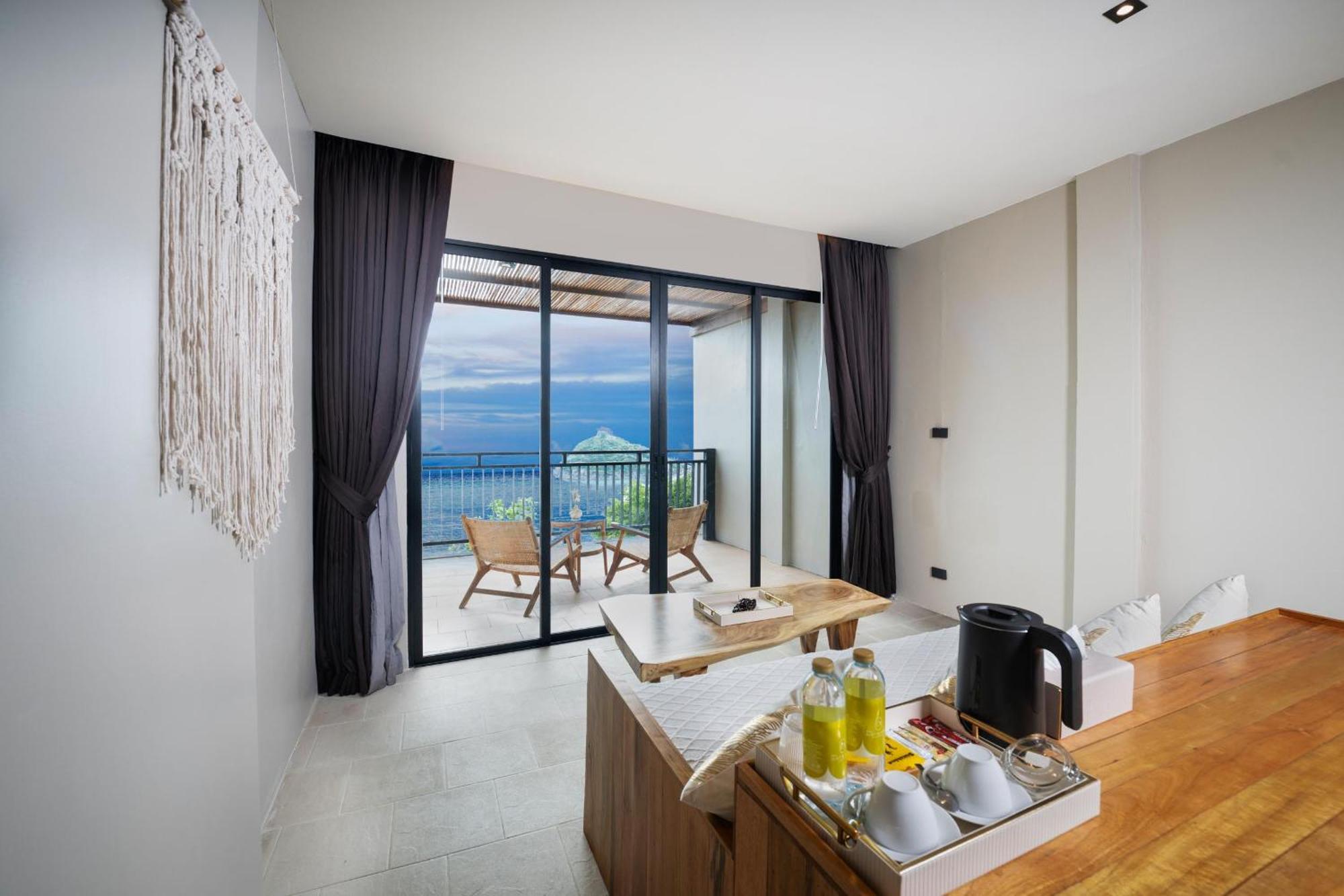 Hillside King Suite Sea View