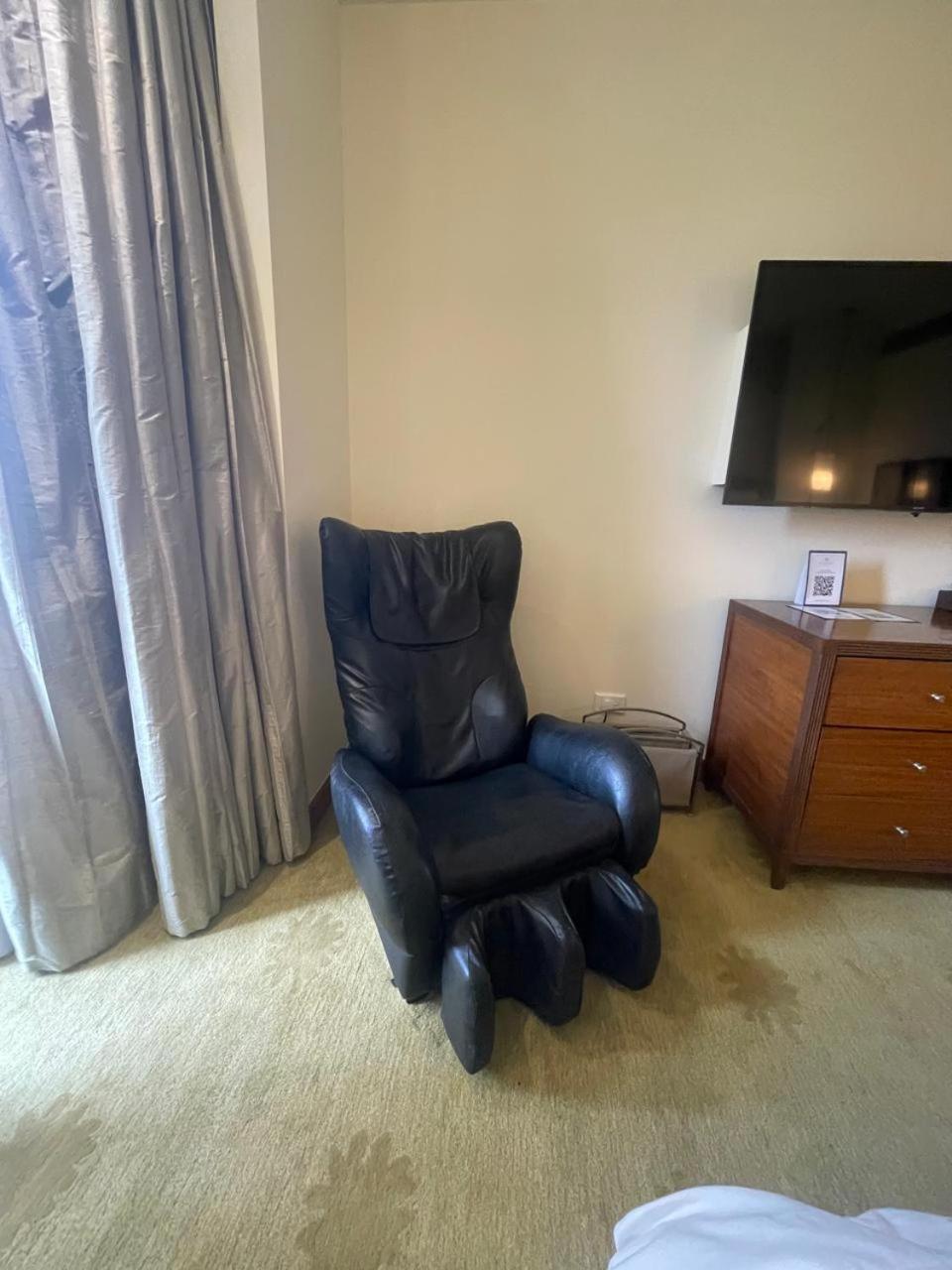 Deluxe Suite one way airport transfer Luxury Hours at Lounge 6PM-8pm Signature Butler Service Concierge Level