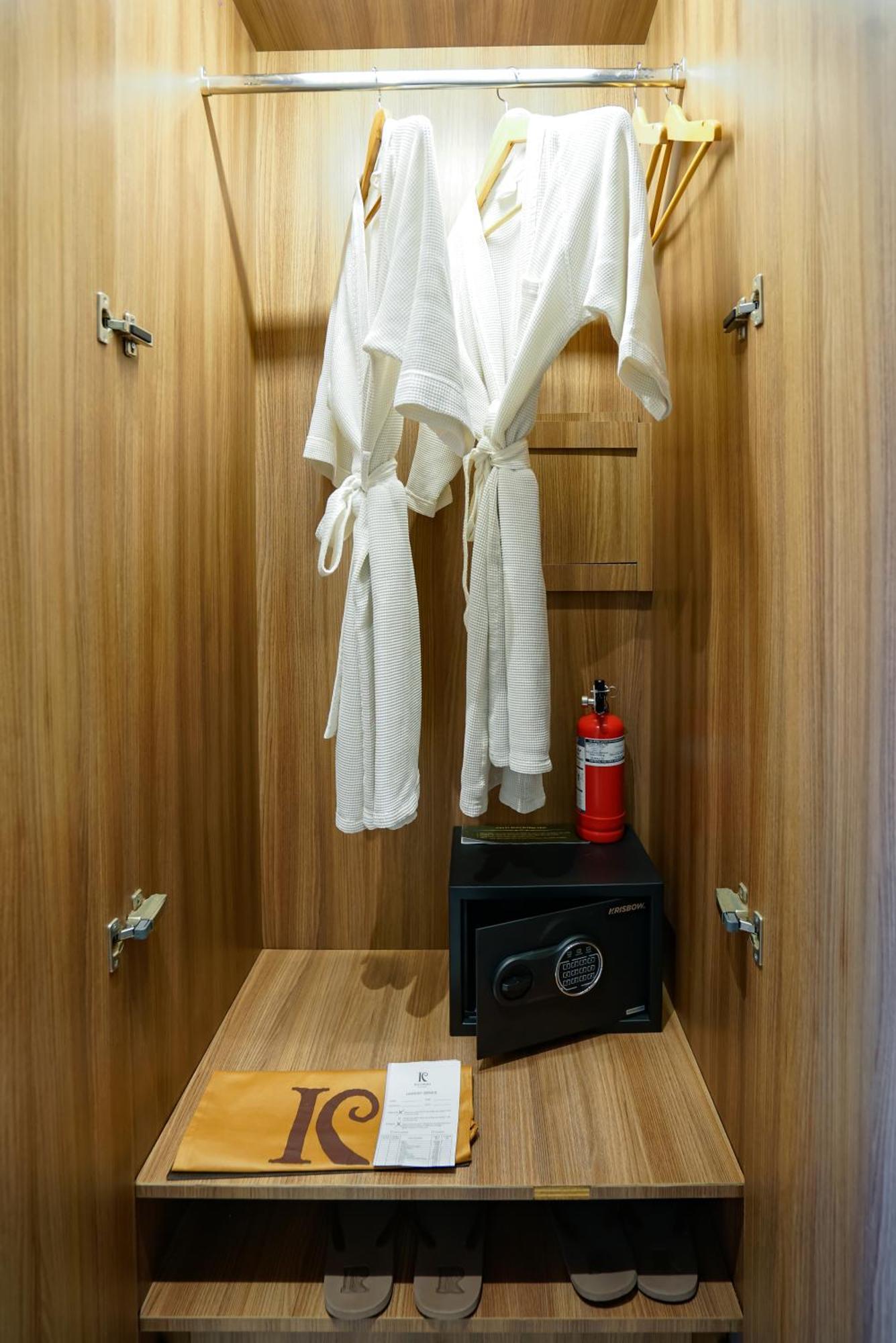 Kirana Double Room Pool Access