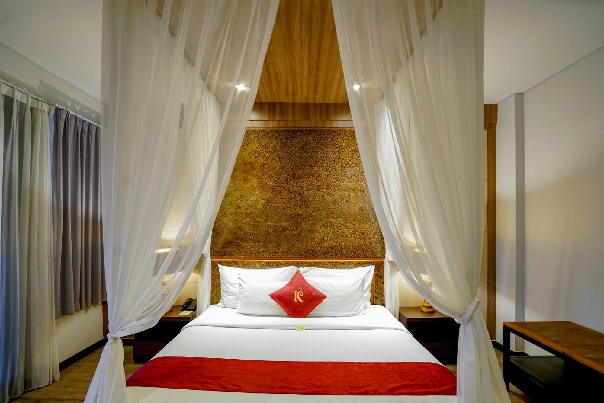 Kirana Penthouse Plunge Pool Bath Tub
