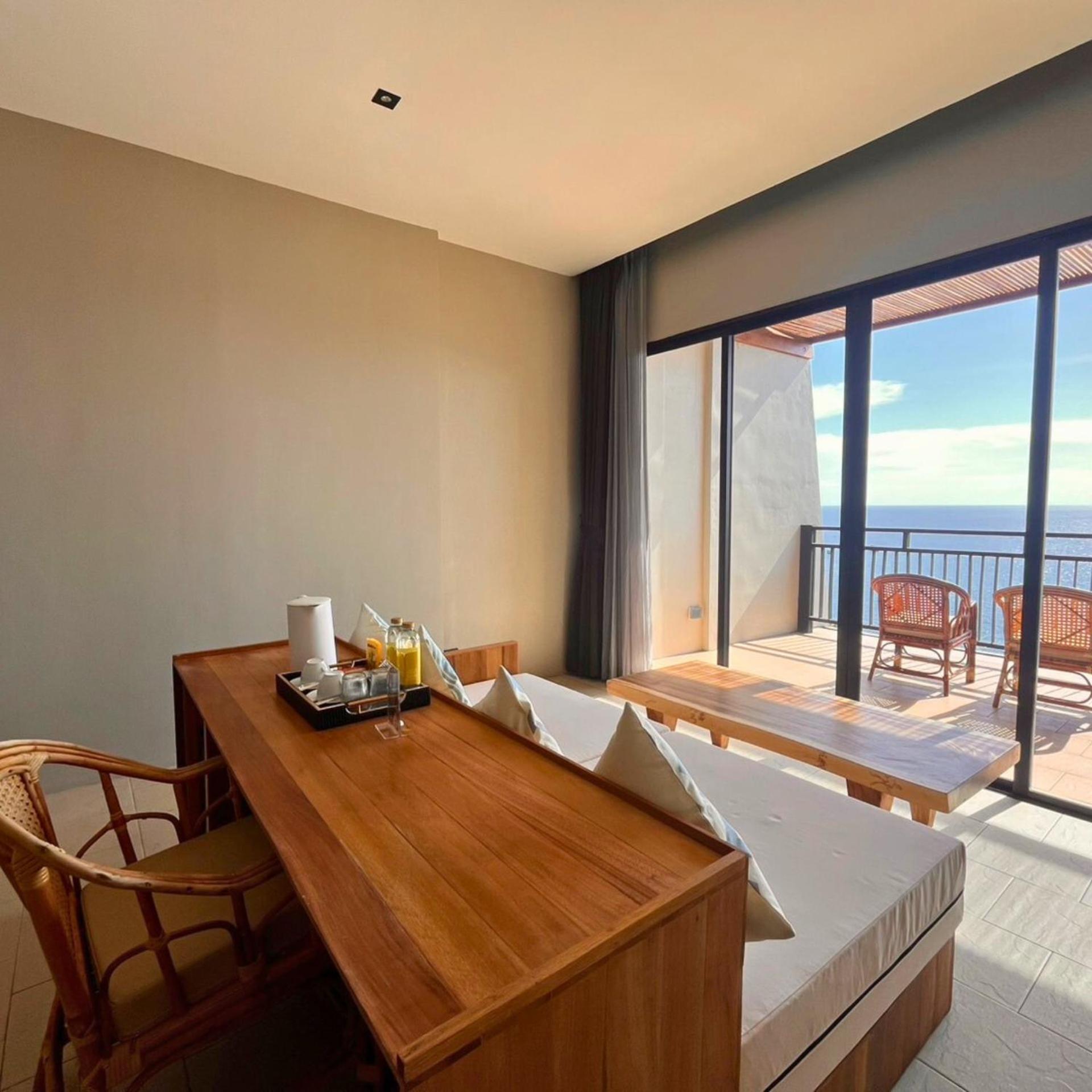 Hillside King Suite Sea View