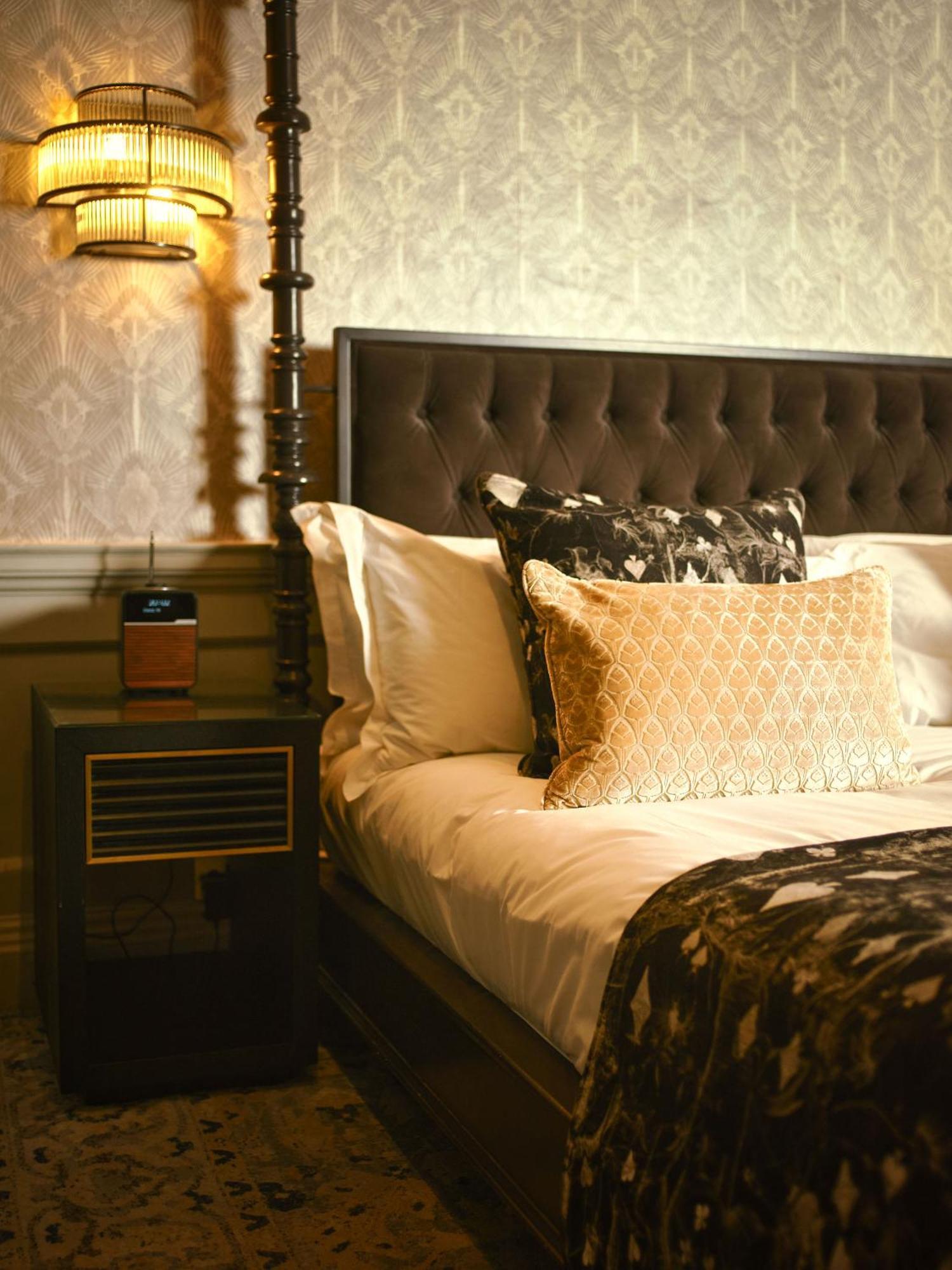 Four Post Bed Suite