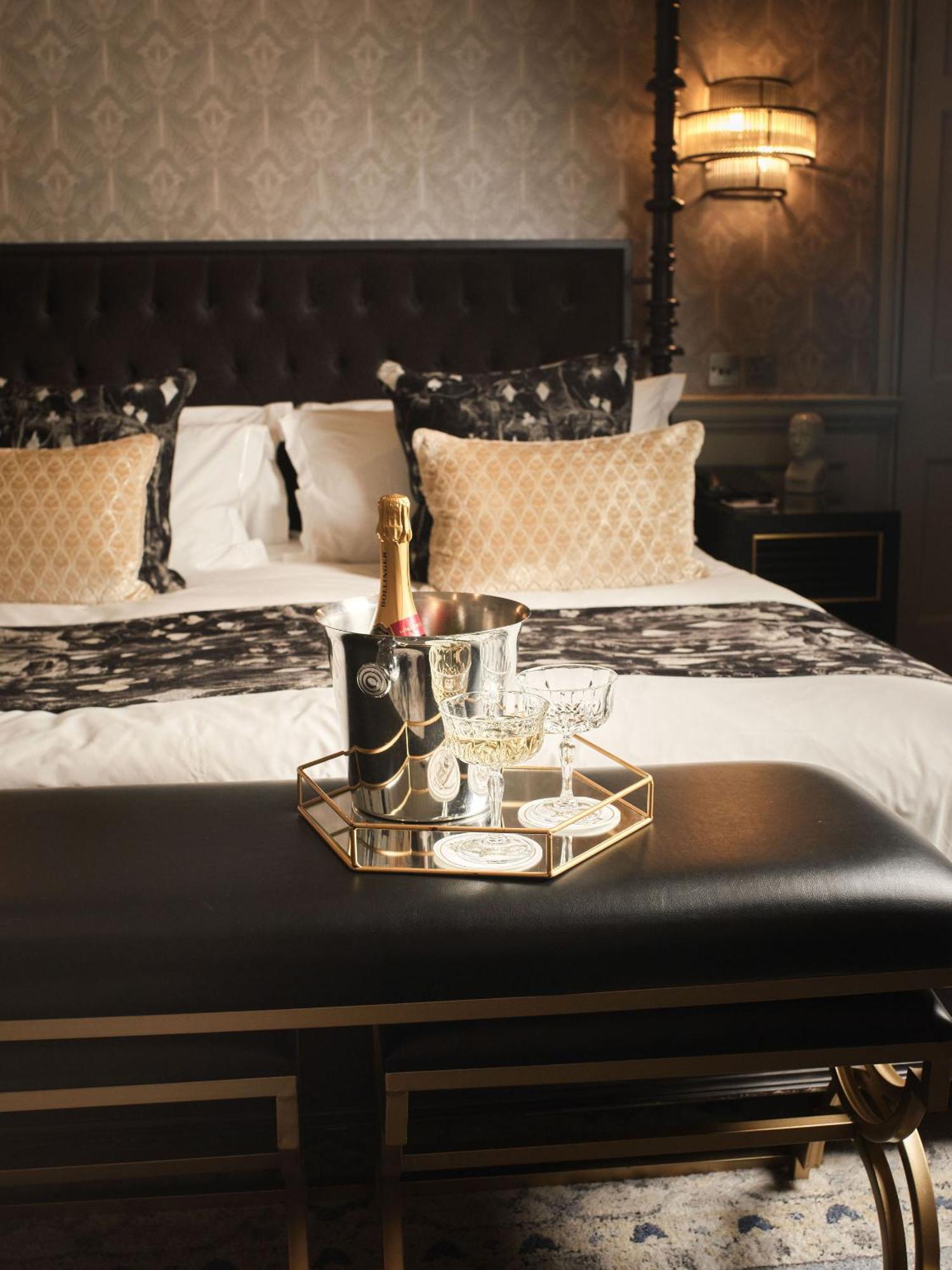 Four Post Bed Suite