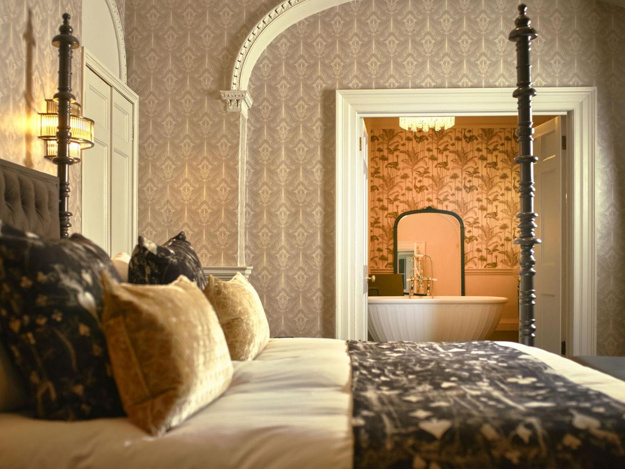 Four Post Bed Suite