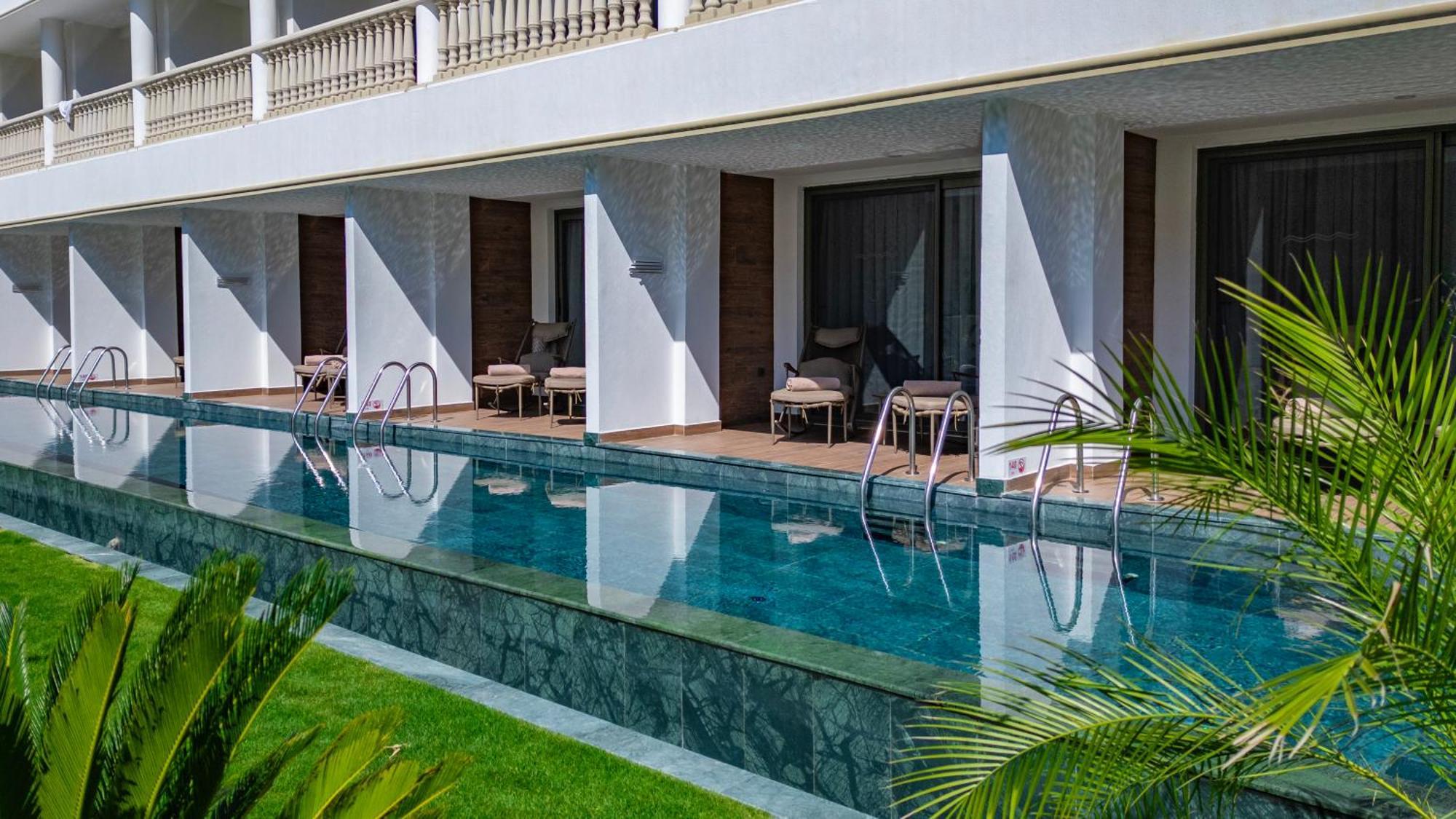 Swim Up Deluxe Room