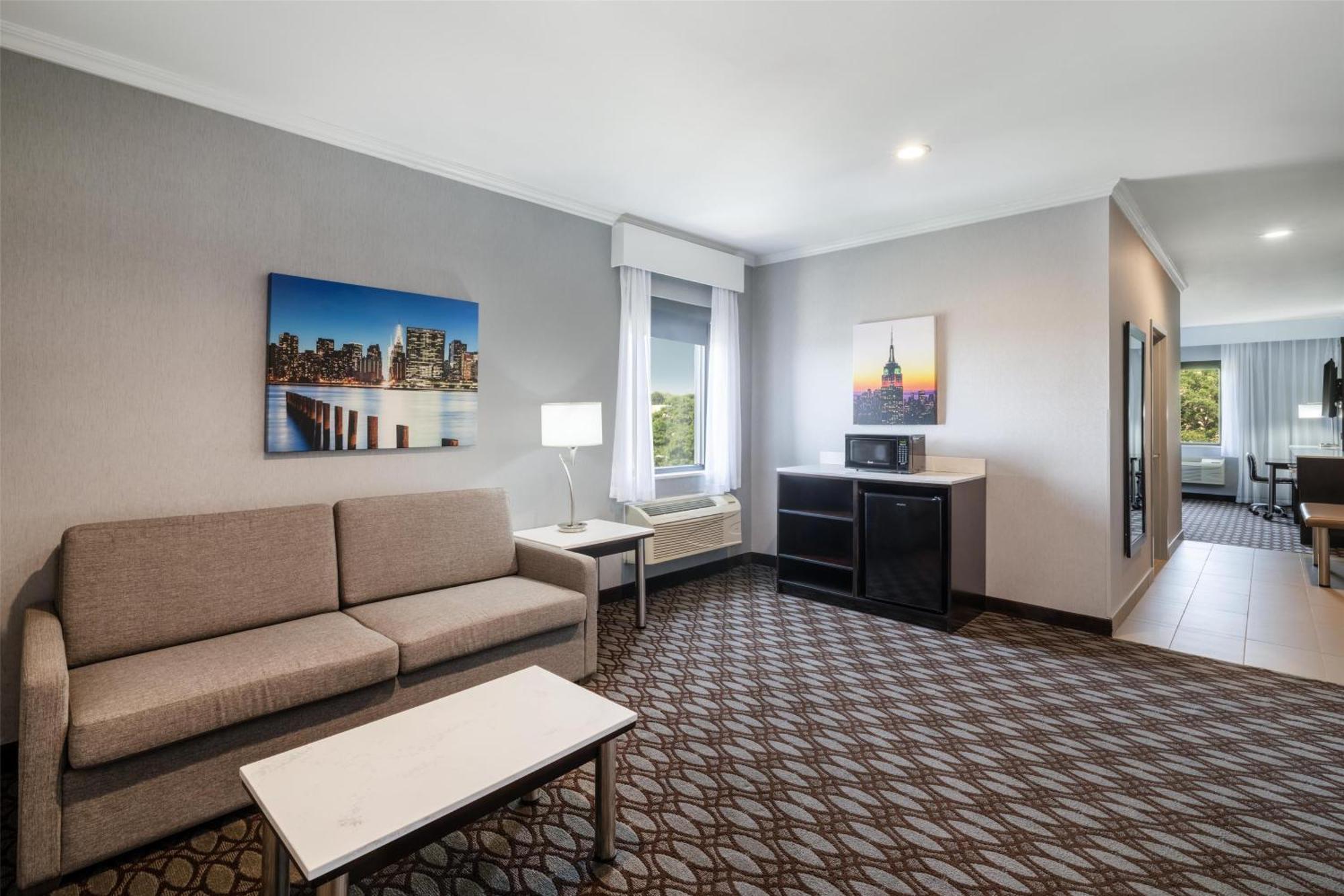 King Suite Sofa Bed Separate Living Area Non-Smoking