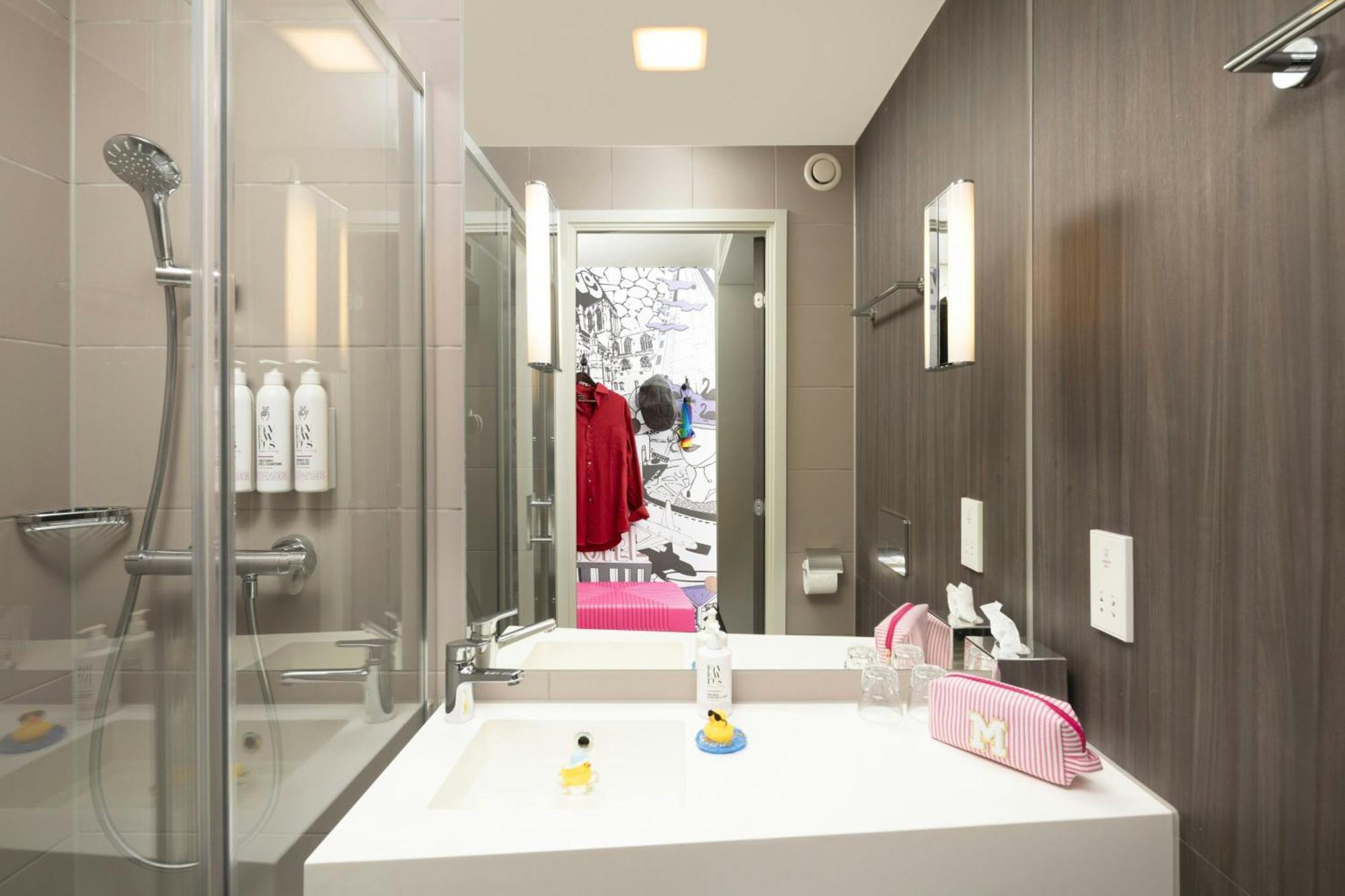 Moxy Queen Room