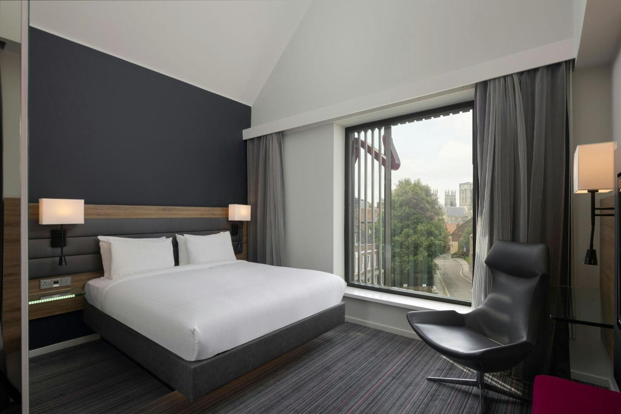 Moxy Queen Room
