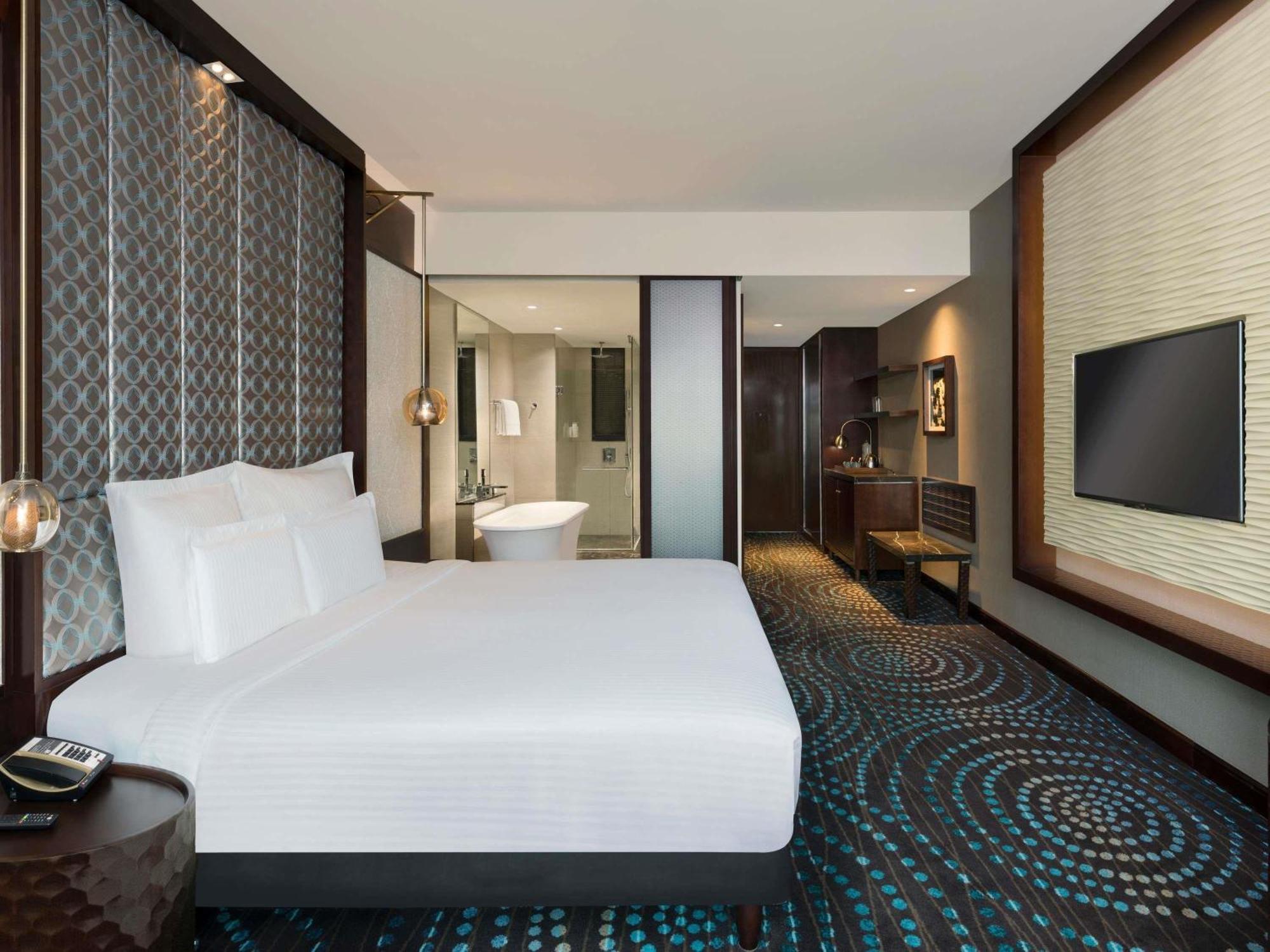 Superior King Room Bathtub