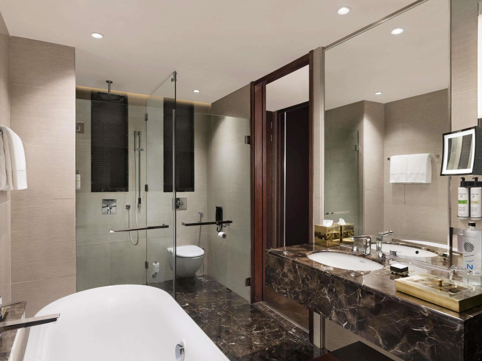 Deluxe Twin Room Bathtub