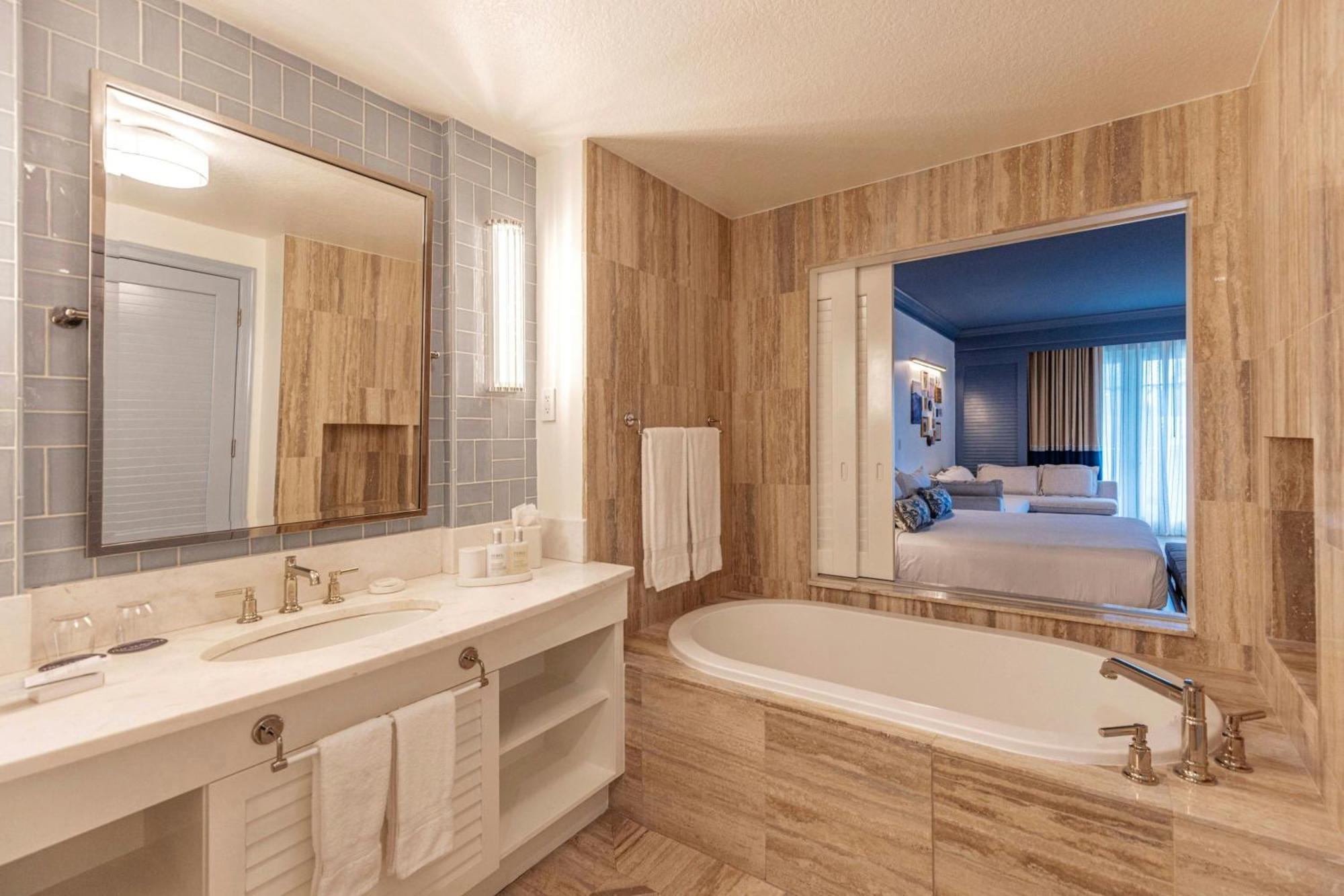 Deluxe King Room with Sofa Bed and City View - Mobility and Hearing Accessible with Tub