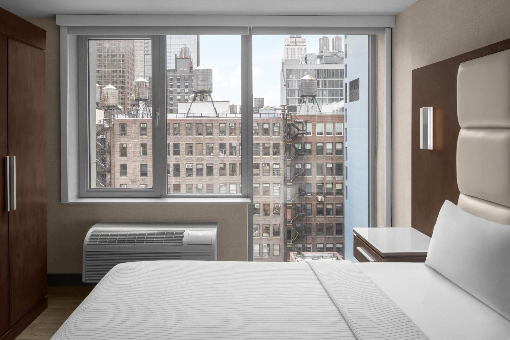 Deluxe King Suite City View Non-Smoking