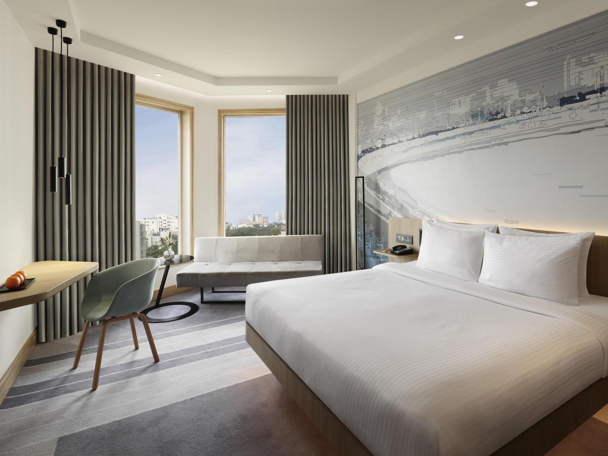 Superior King Room City View