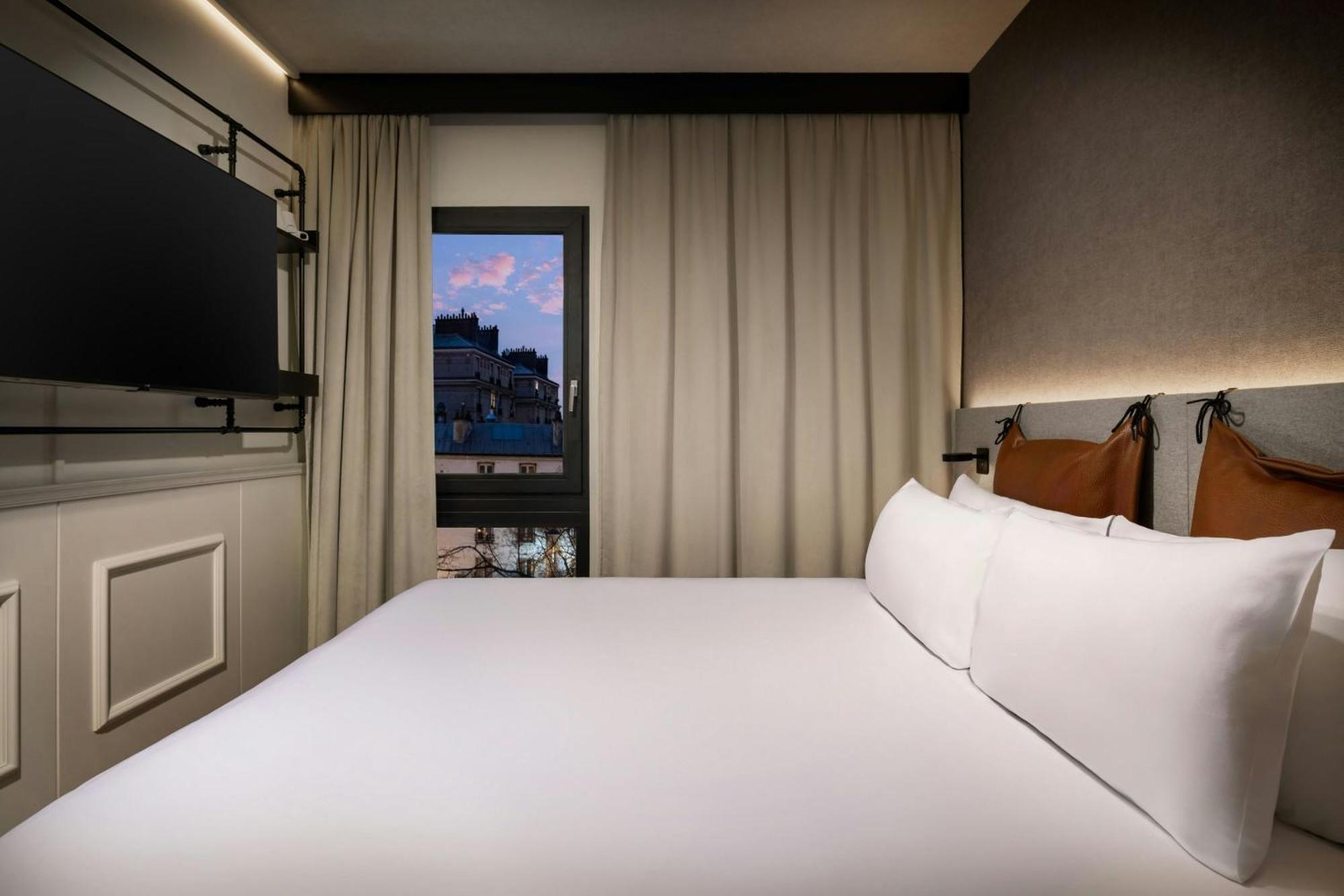 Moxy Queen Room
