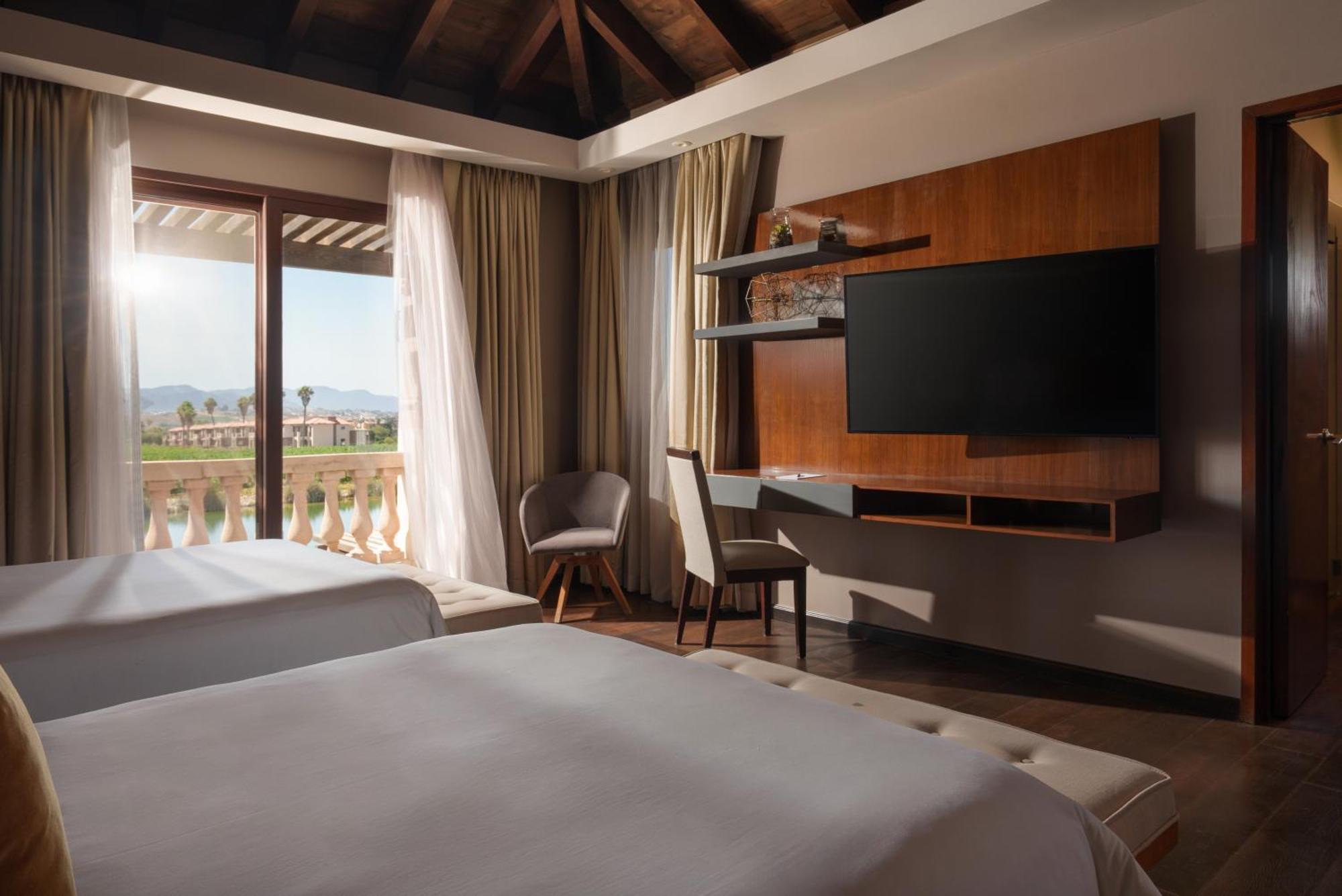 Junior Suite 2 Queen Beds
