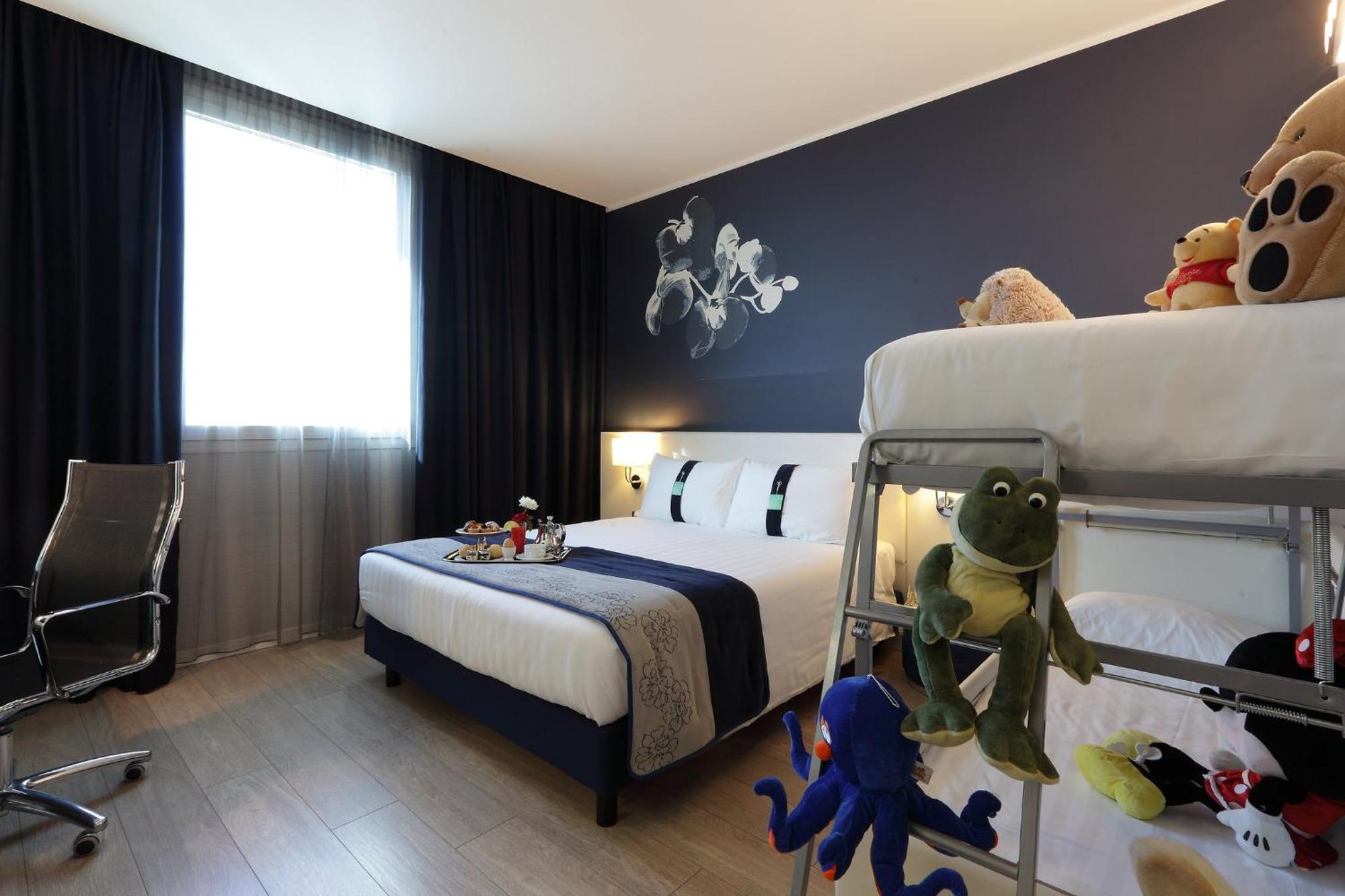 Premium Room One Queen Bed One Bunk Bed Non-Smoking