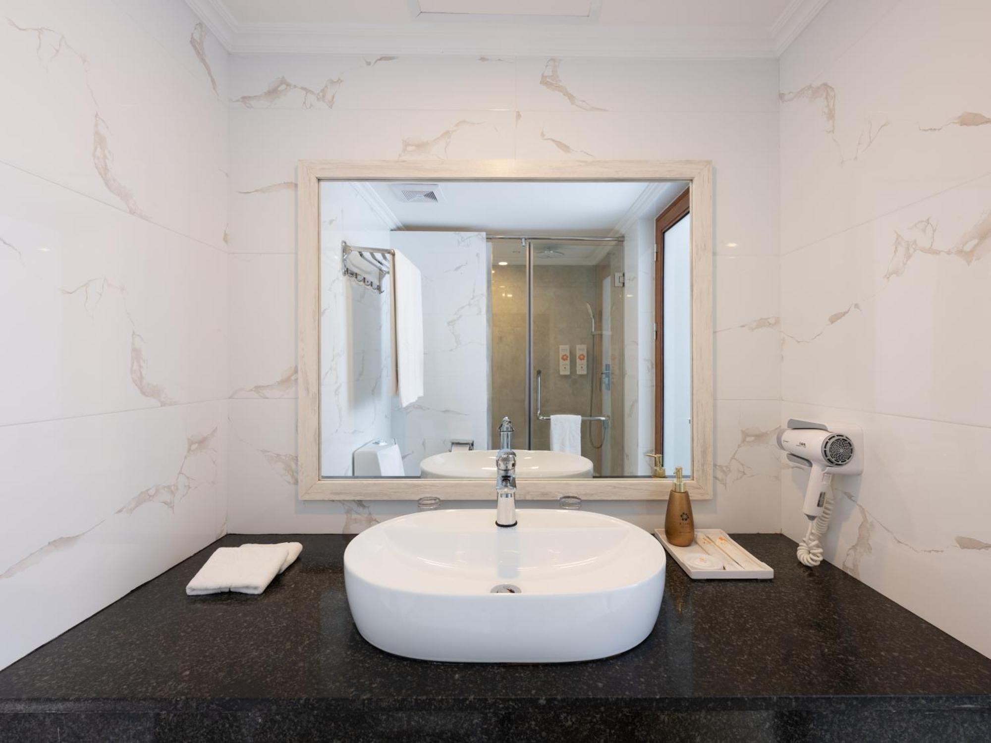 Deluxe Double Room City View Balcony
