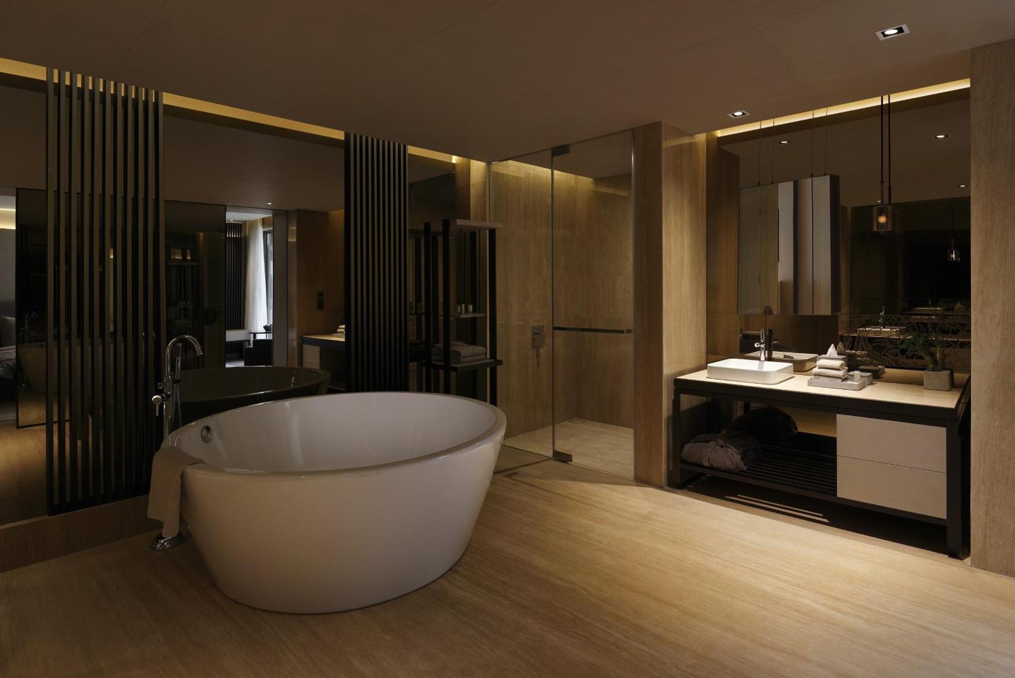 Corporate Suite Hi-Tea & Club Lounge Access Dis on Laundry & Dis on Spa 2 way Airport Transfer Floor Butler Service