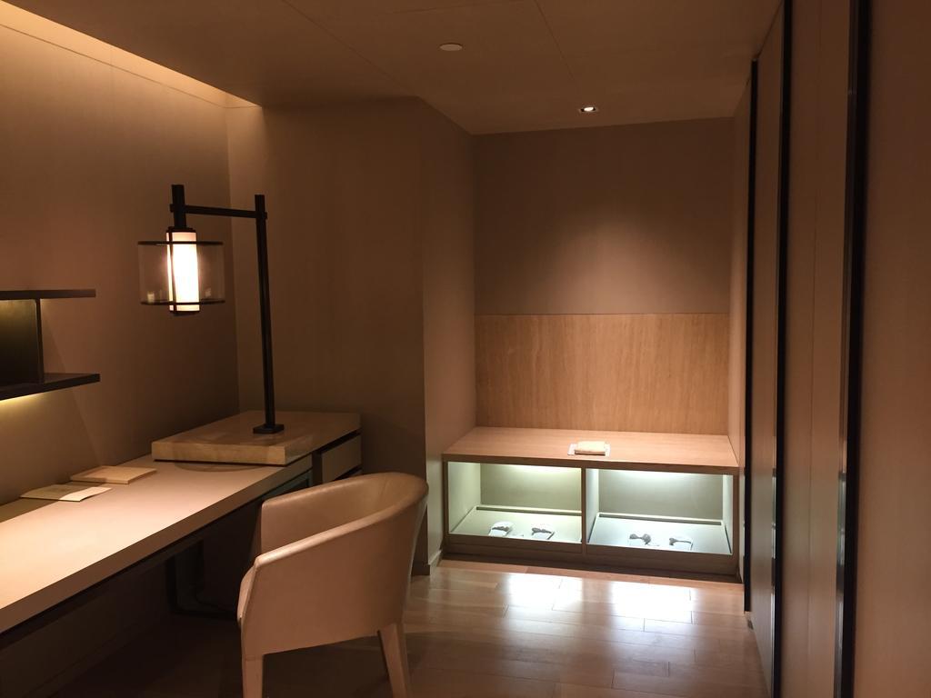 Corporate Suite Hi-Tea & Club Lounge Access Dis on Laundry & Dis on Spa 2 way Airport Transfer Floor Butler Service