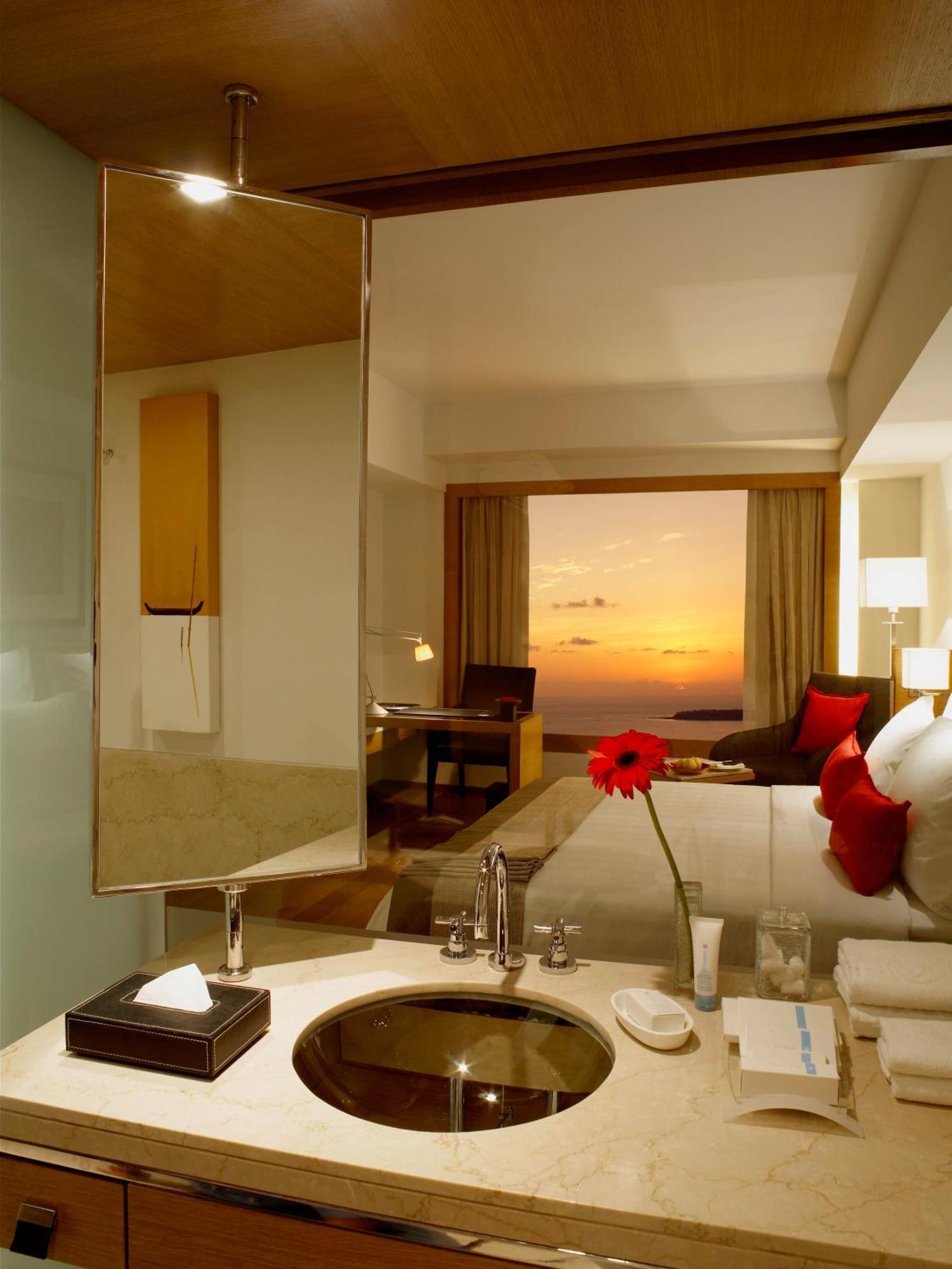 Premier Ocean View Room King Bed