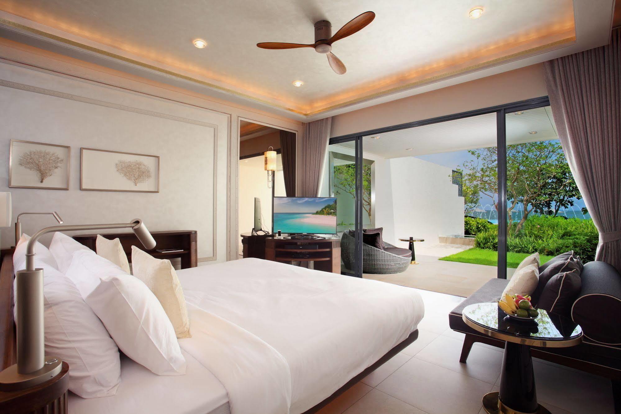 Beachfront Pool Suite Garden