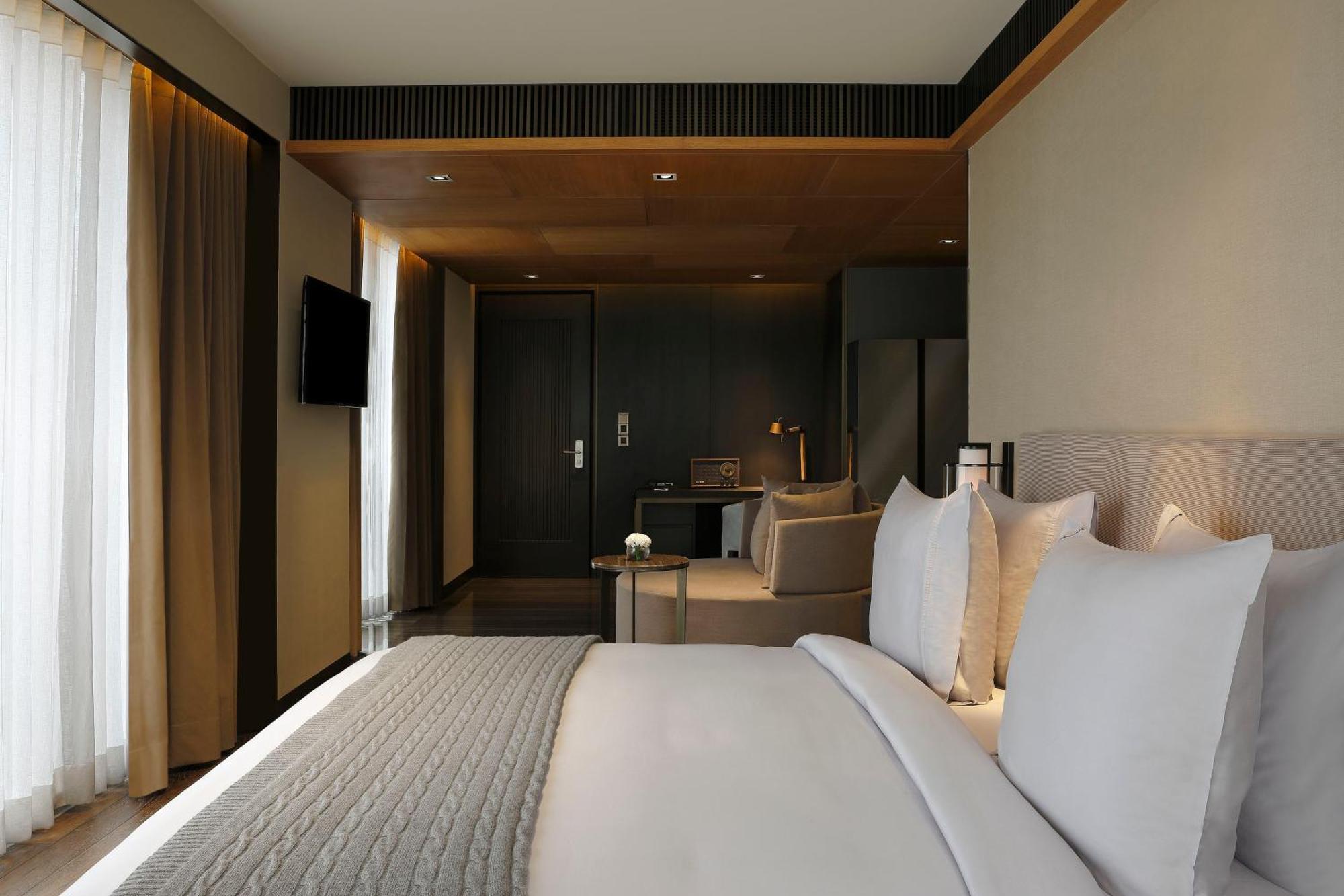 Panoramic Suite Hi-Tea & Club Lounge Access Dis on Laundry 2 way Airport Transfer Floor Butler Service