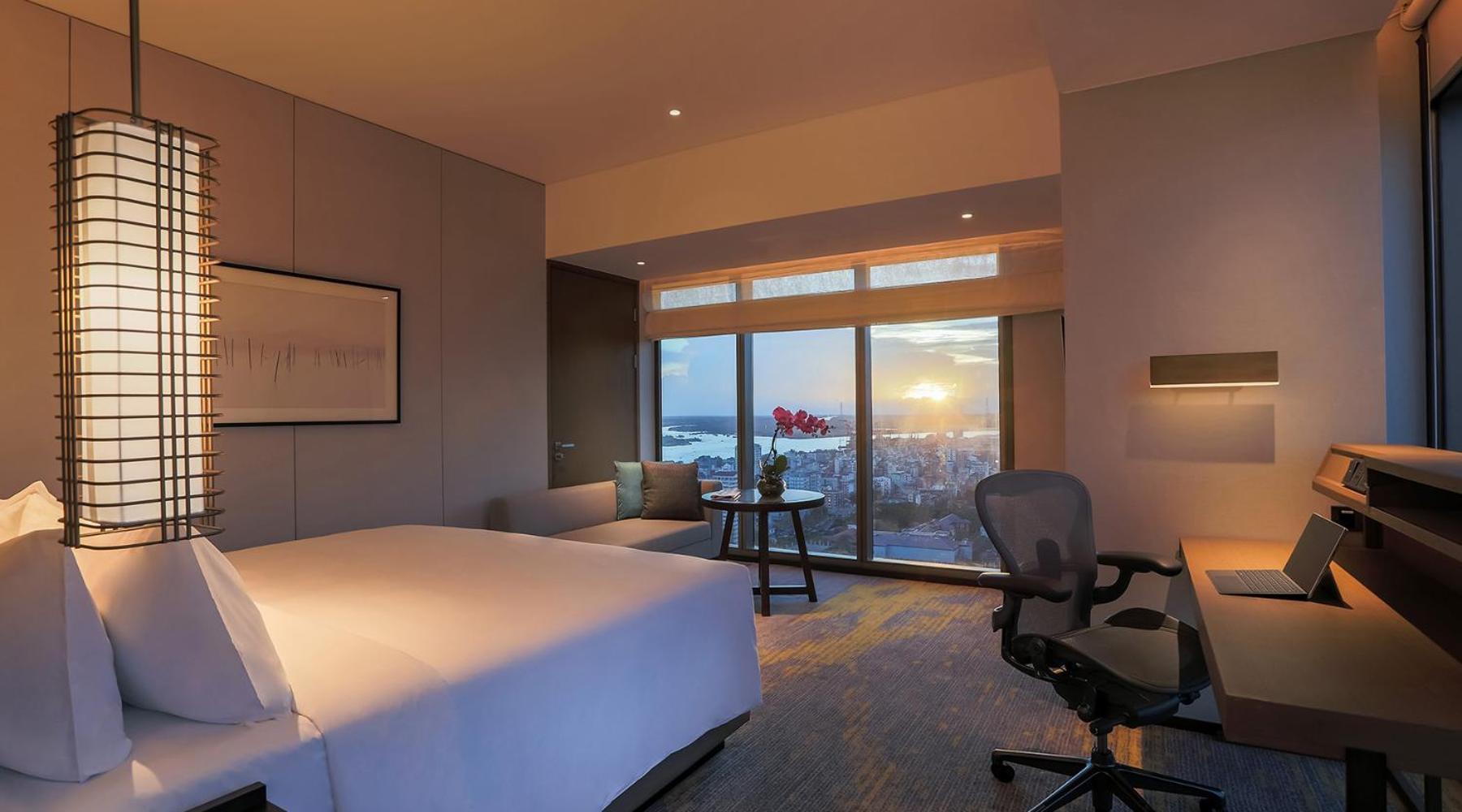 Premier Corner King Room