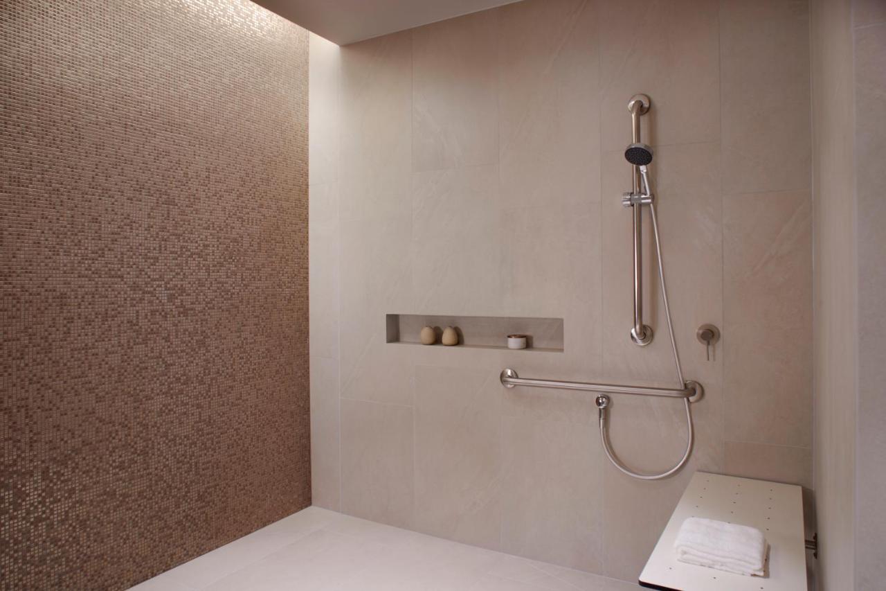 Accessible Guest Room Roll Shower 1 King